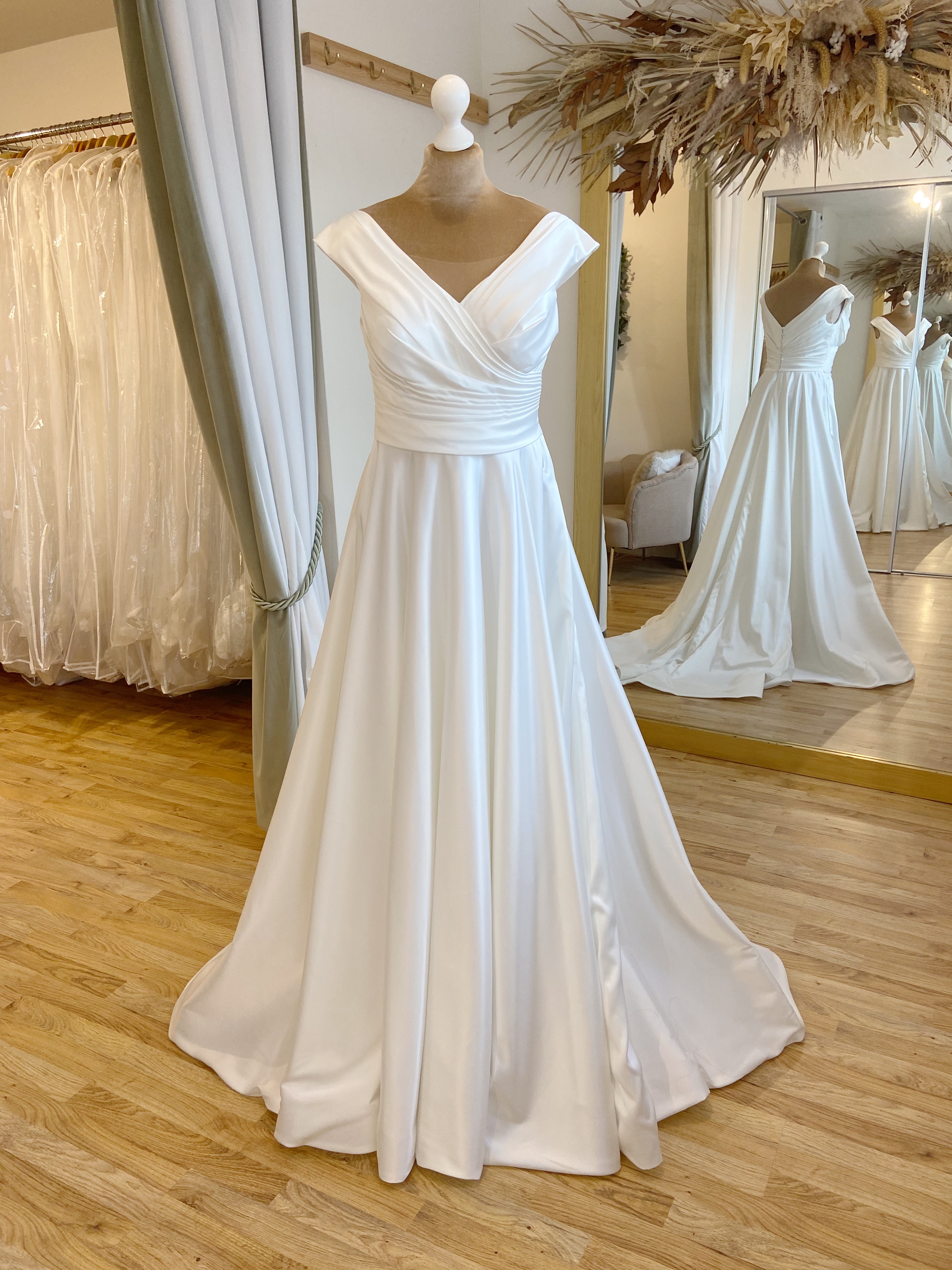 Monica Loretti 1072 Size 12-14 Wedding dress for sale Lucy Hart Bridal Leighton Buzzard