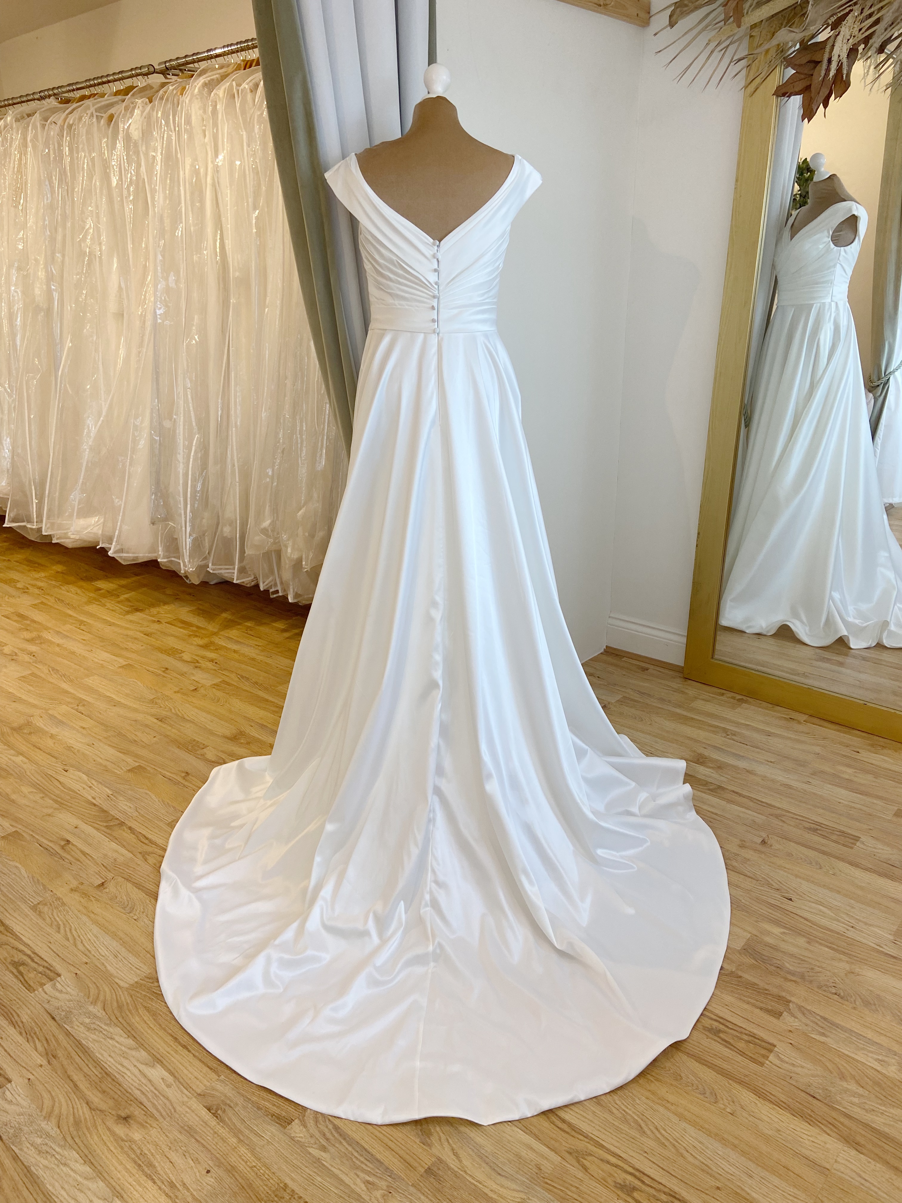 Monica Loretti 1072 Size 12-14 Wedding dress for sale Lucy Hart Bridal Leighton Buzzard