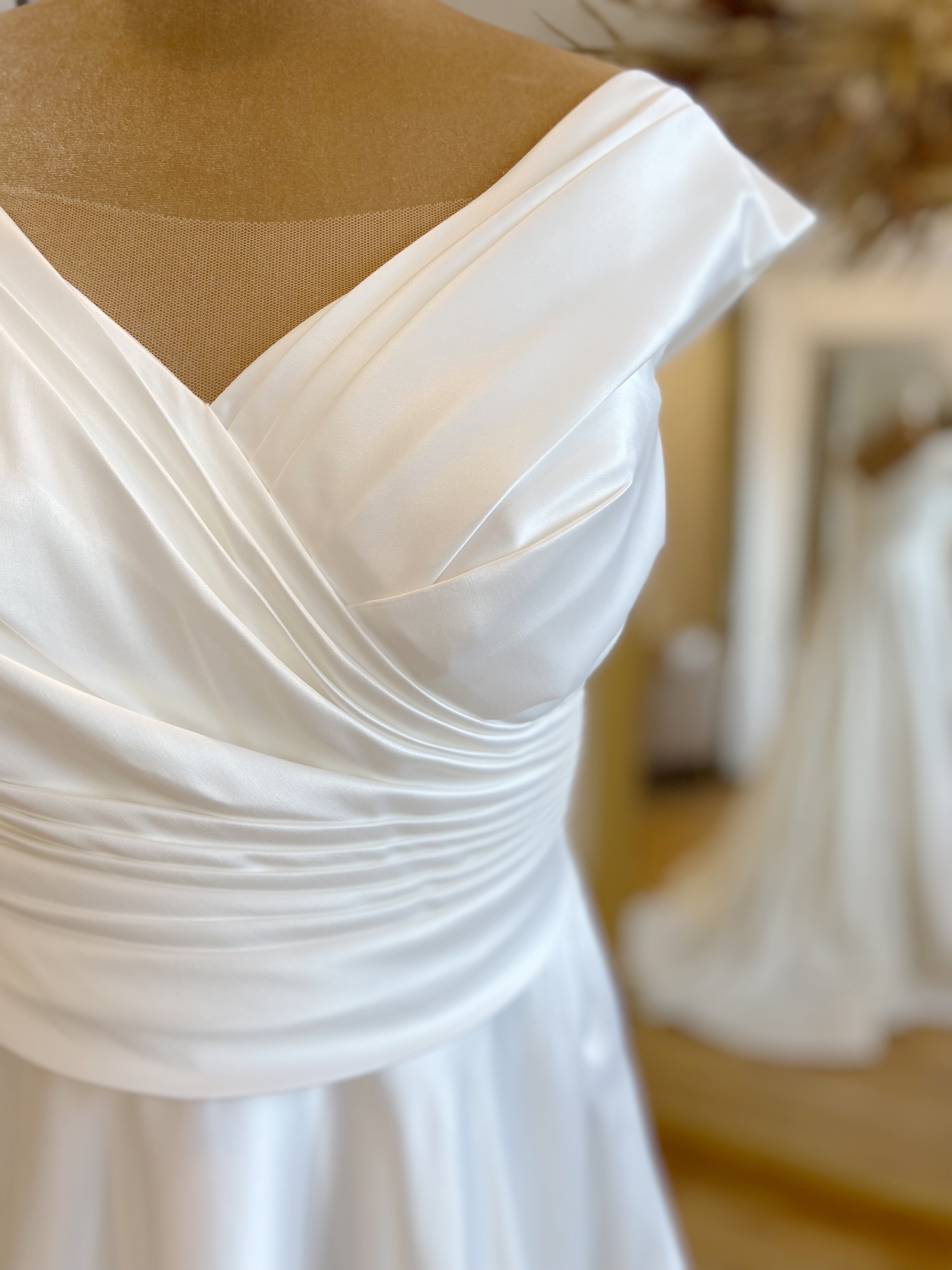 Monica Loretti 1072 Size 12-14 Wedding dress for sale Lucy Hart Bridal Leighton Buzzard