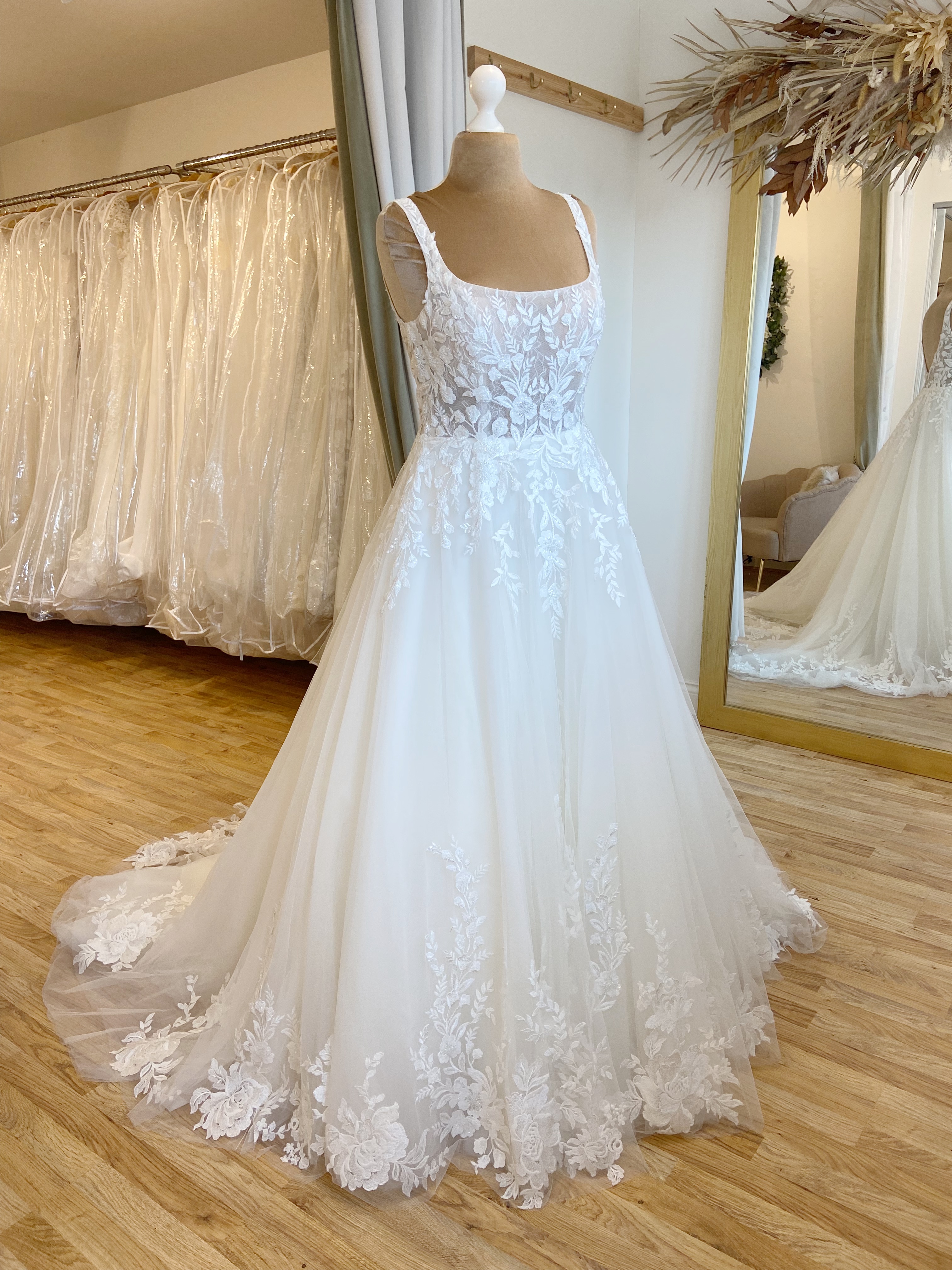 Justin Alexander Dreama 88244 Size 16 Wedding dress for sale Lucy Hart Bridal Leighton Buzzard
