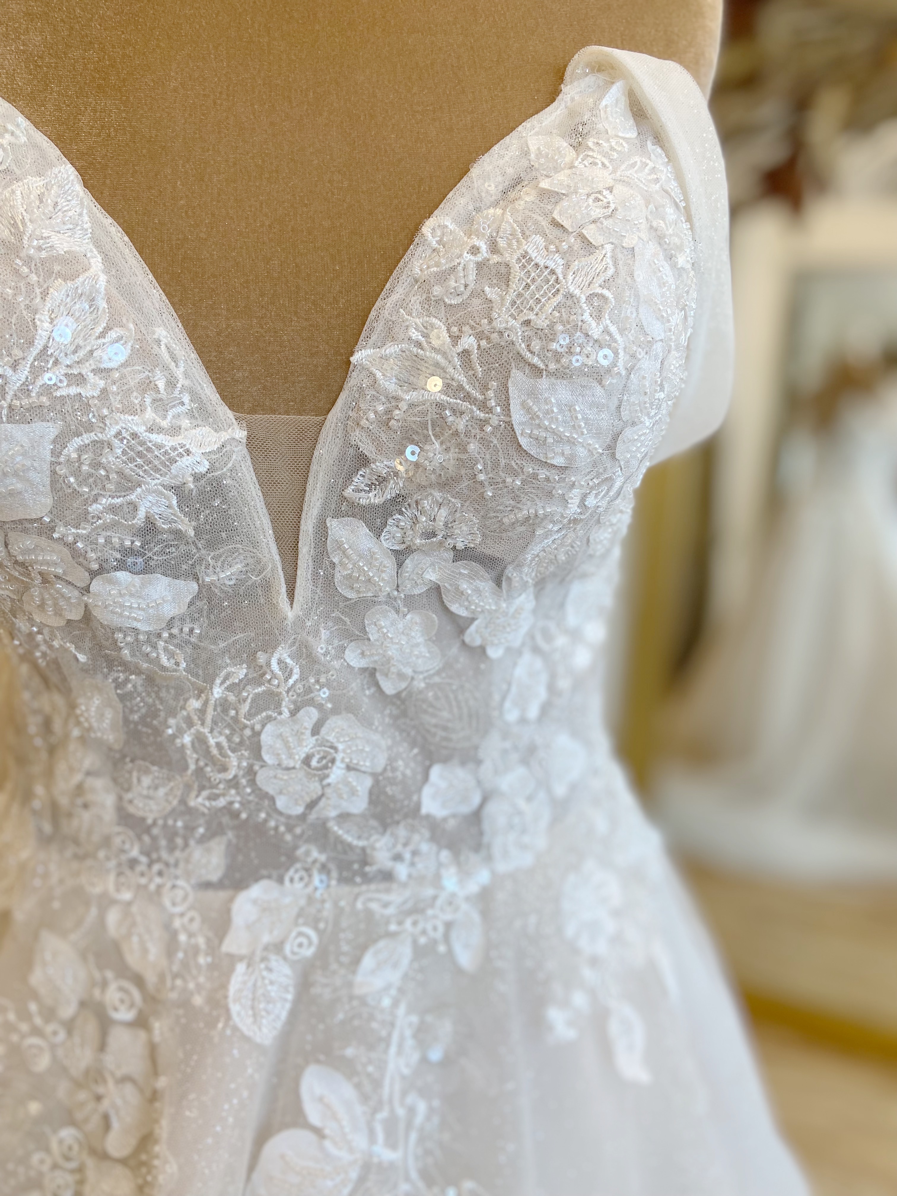 Herawhite Lila Size 12 Wedding dress for sale Lucy Hart Bridal Leighton Buzzard Bedfordshire
