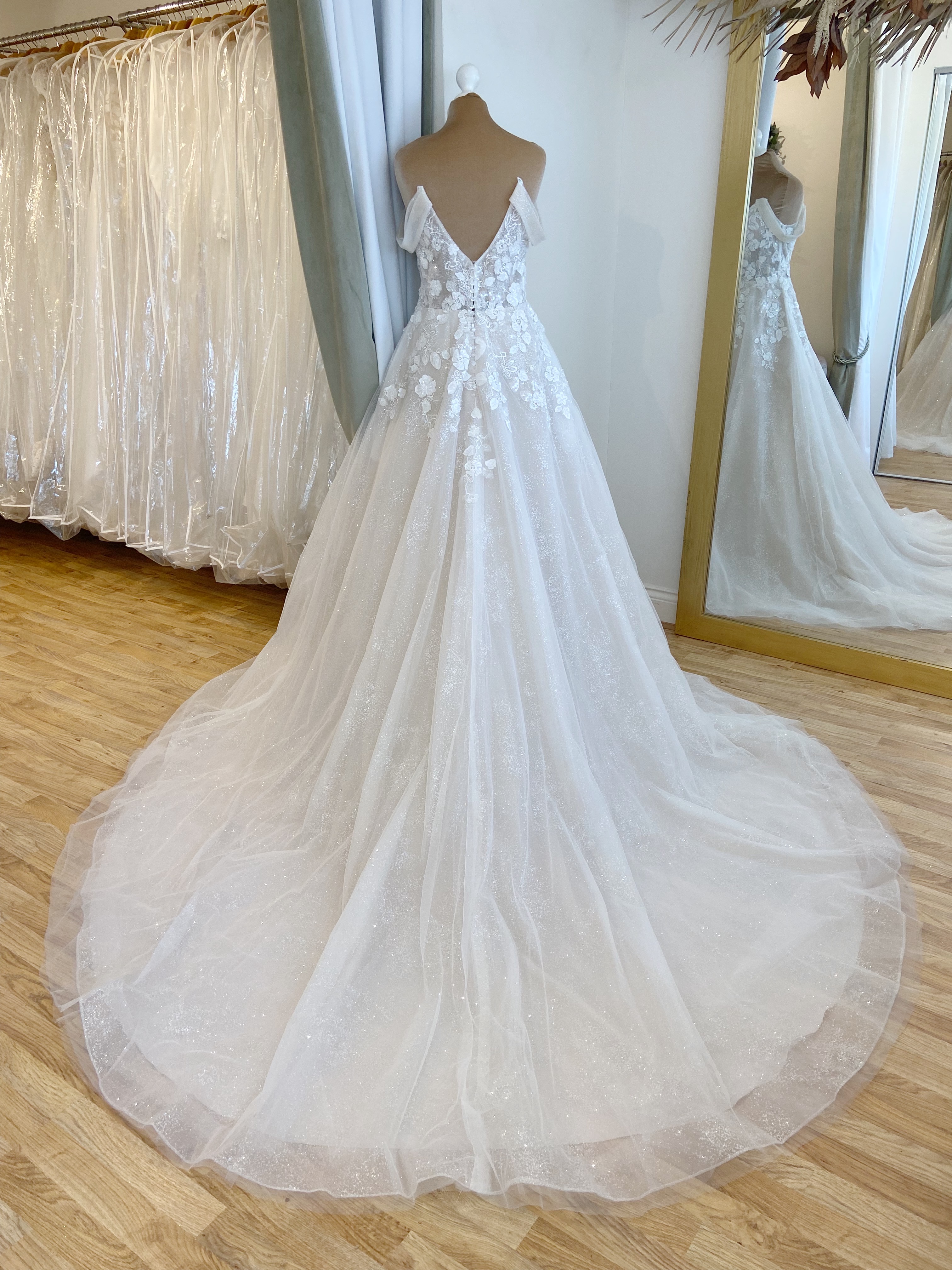 Herawhite Lila Size 12 Wedding dress for sale Lucy Hart Bridal Leighton Buzzard Bedfordshire
