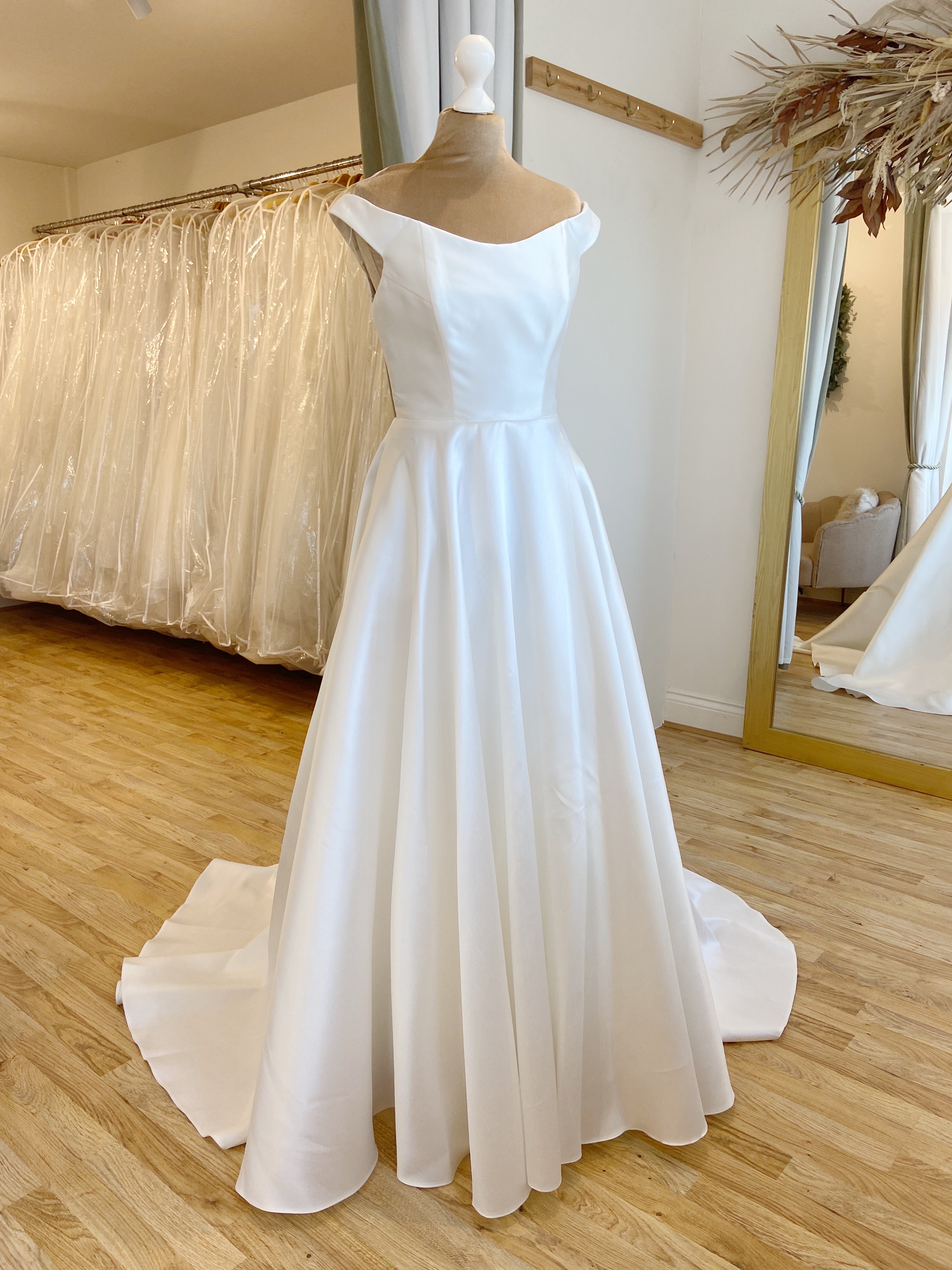 Nicola Anne Caring Size 12-14 Wedding dress for sale Lucy Hart Bridal Leighton Buzzard Bedfordshire