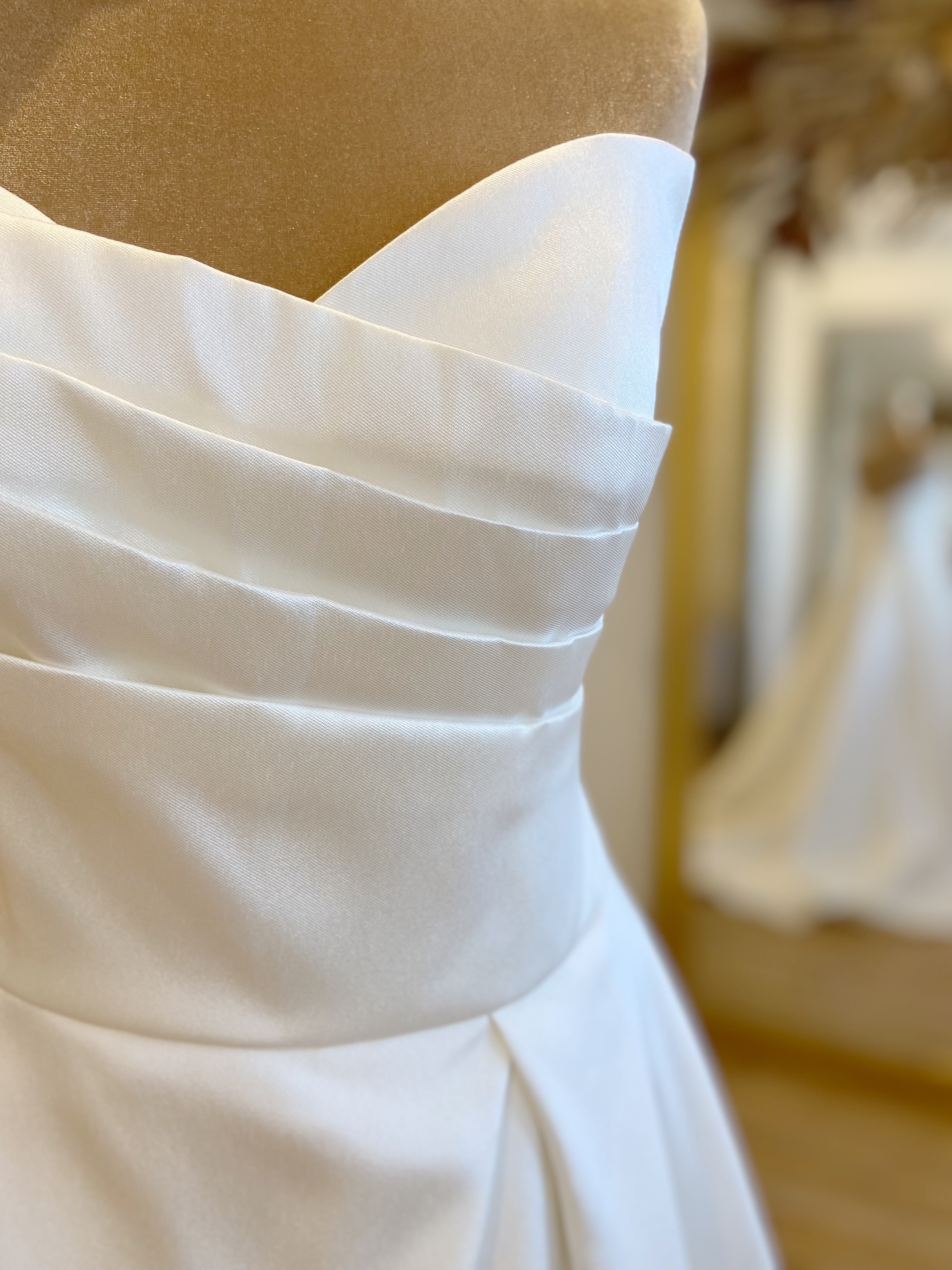 Herawhite Audrey Size 12 Wedding dress for sale Lucy Hart Bridal Leighton Buzzard Bedfordshire