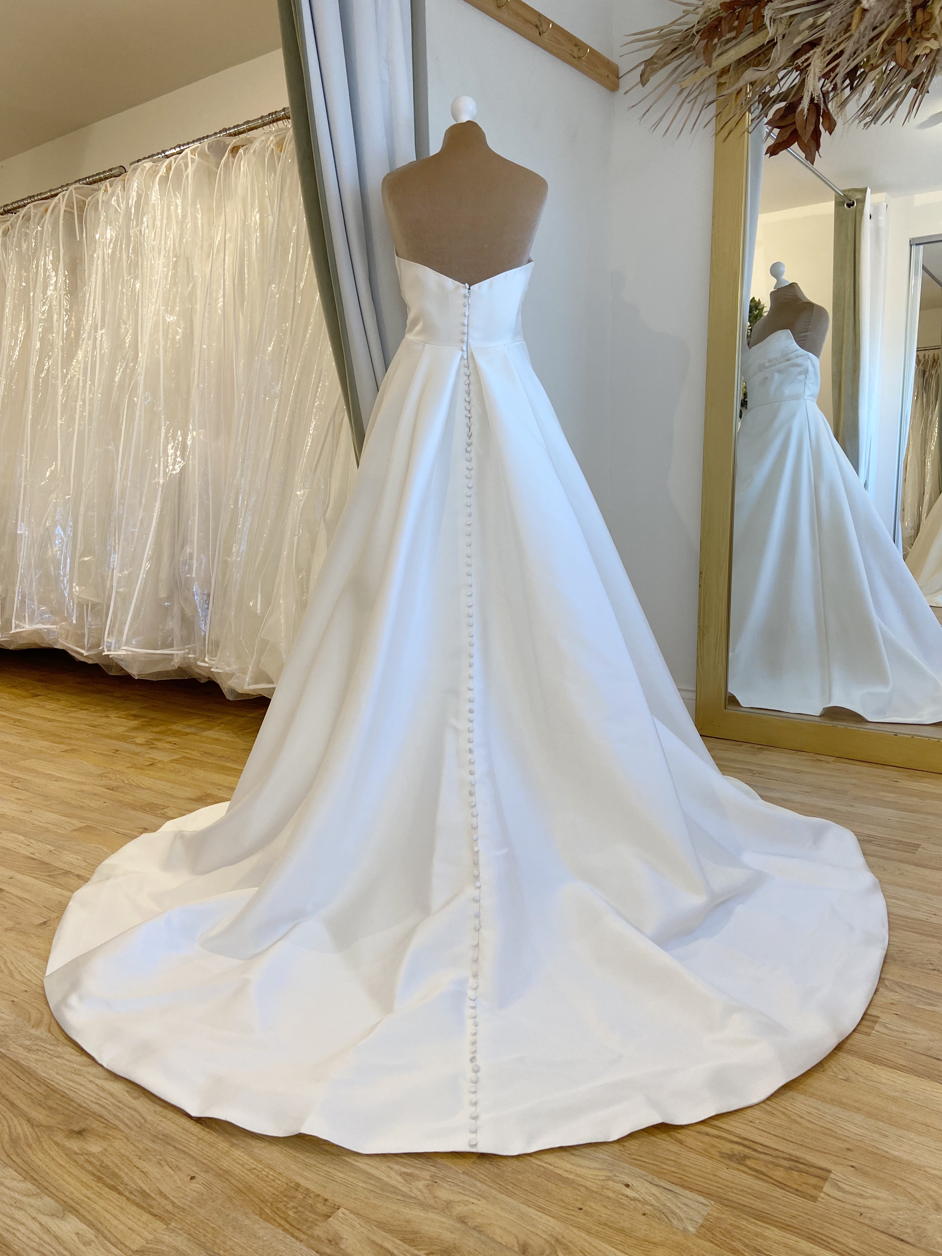 Herawhite Audrey Size 12 Wedding dress for sale Lucy Hart Bridal Leighton Buzzard Bedfordshire