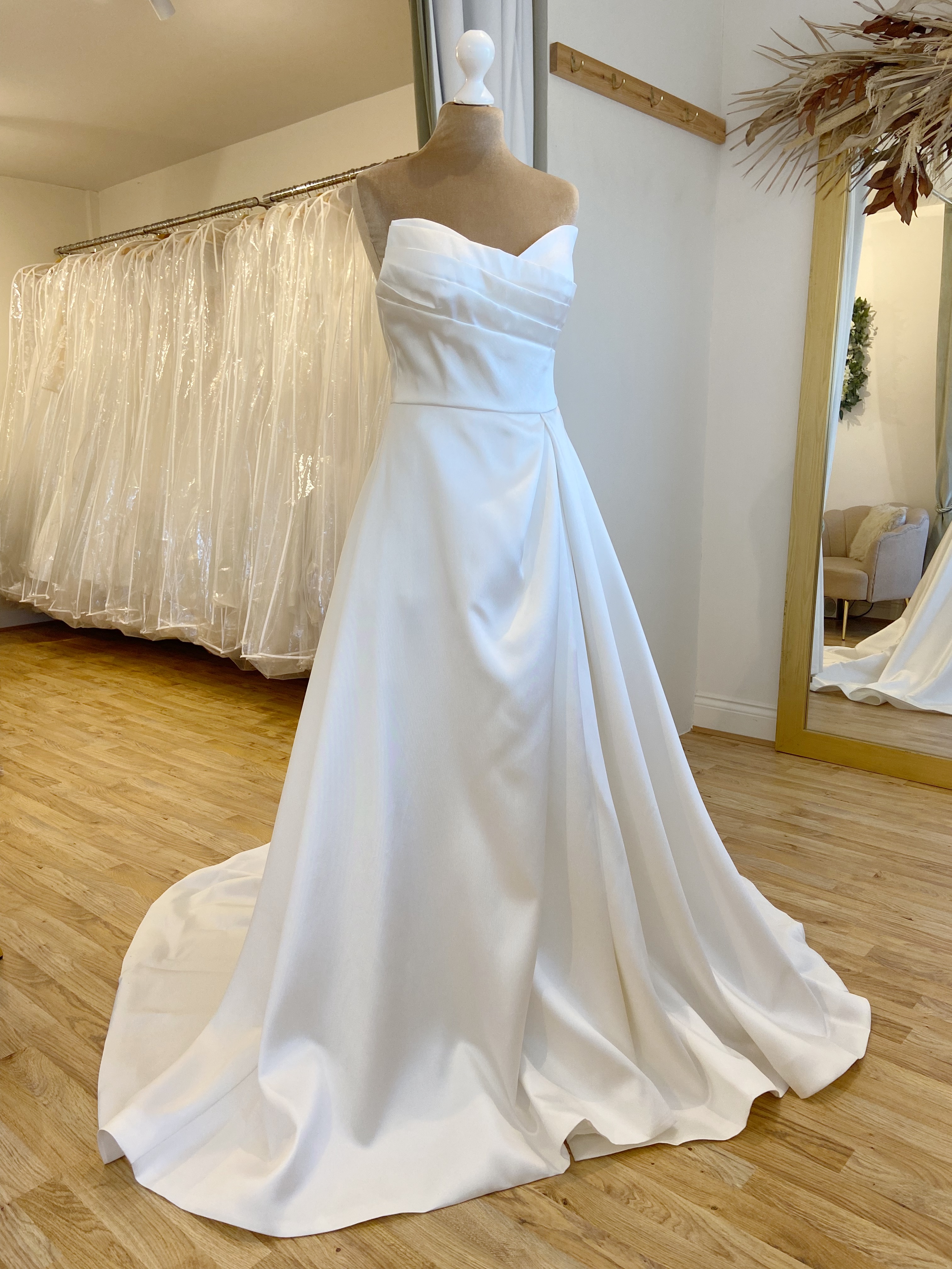 Herawhite Audrey Size 12 Wedding dress for sale Lucy Hart Bridal Leighton Buzzard Bedfordshire