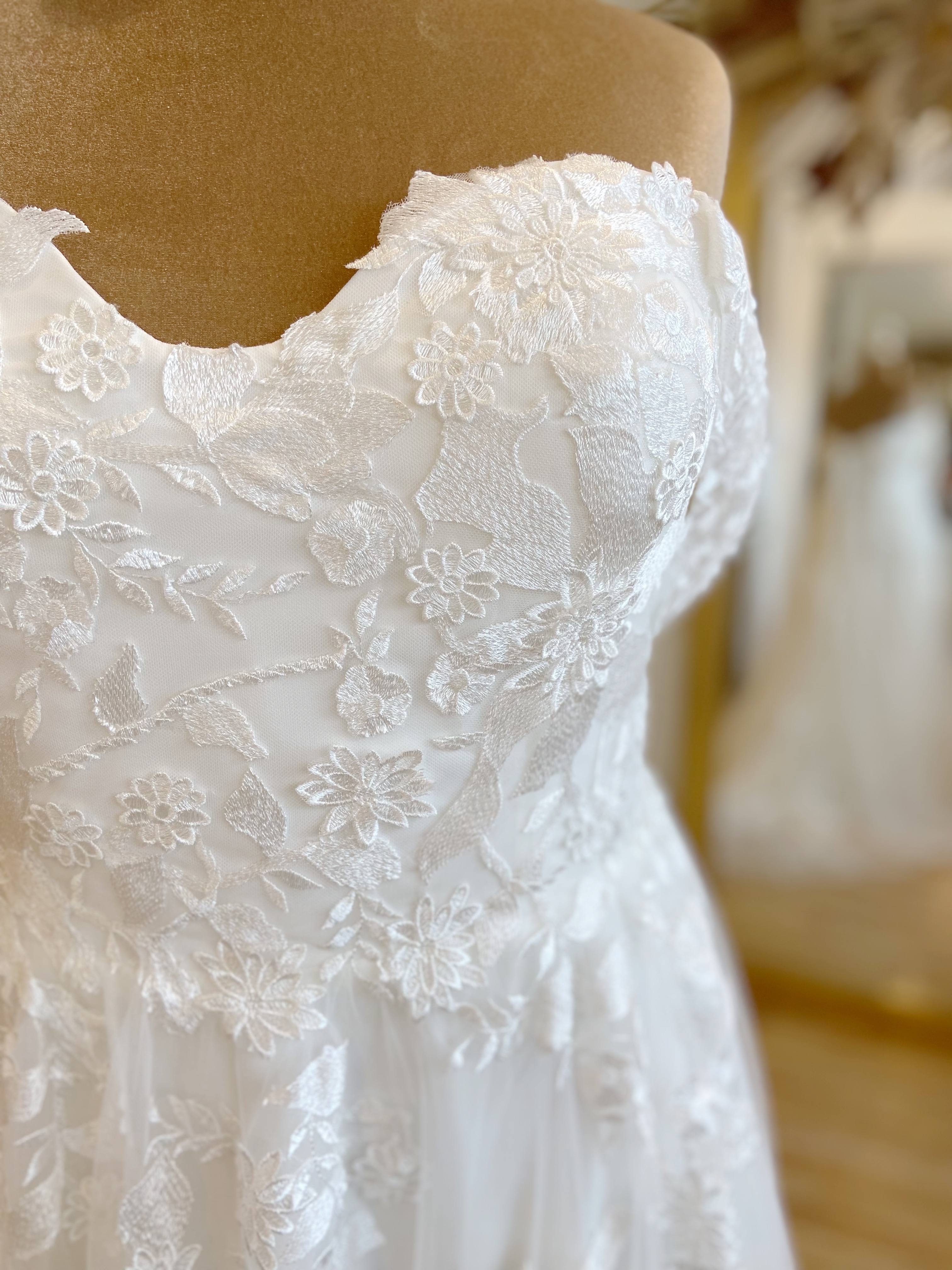 Madi Lane Elora Size 22 Wedding dress for sale Lucy Hart Bridal Leighton Buzzard Bedfordshire