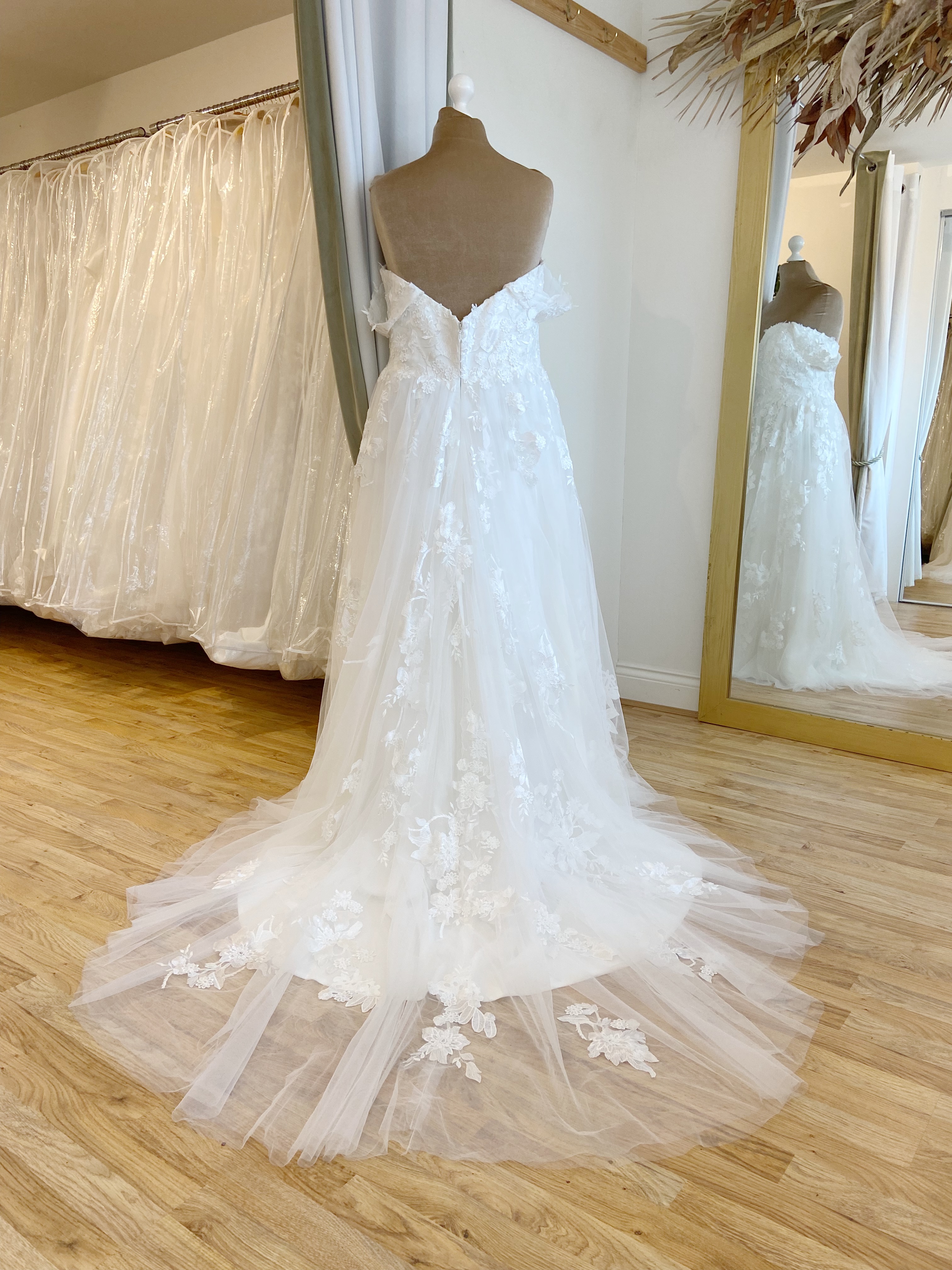 Madi Lane Elora Size 22 Wedding dress for sale Lucy Hart Bridal Leighton Buzzard Bedfordshire