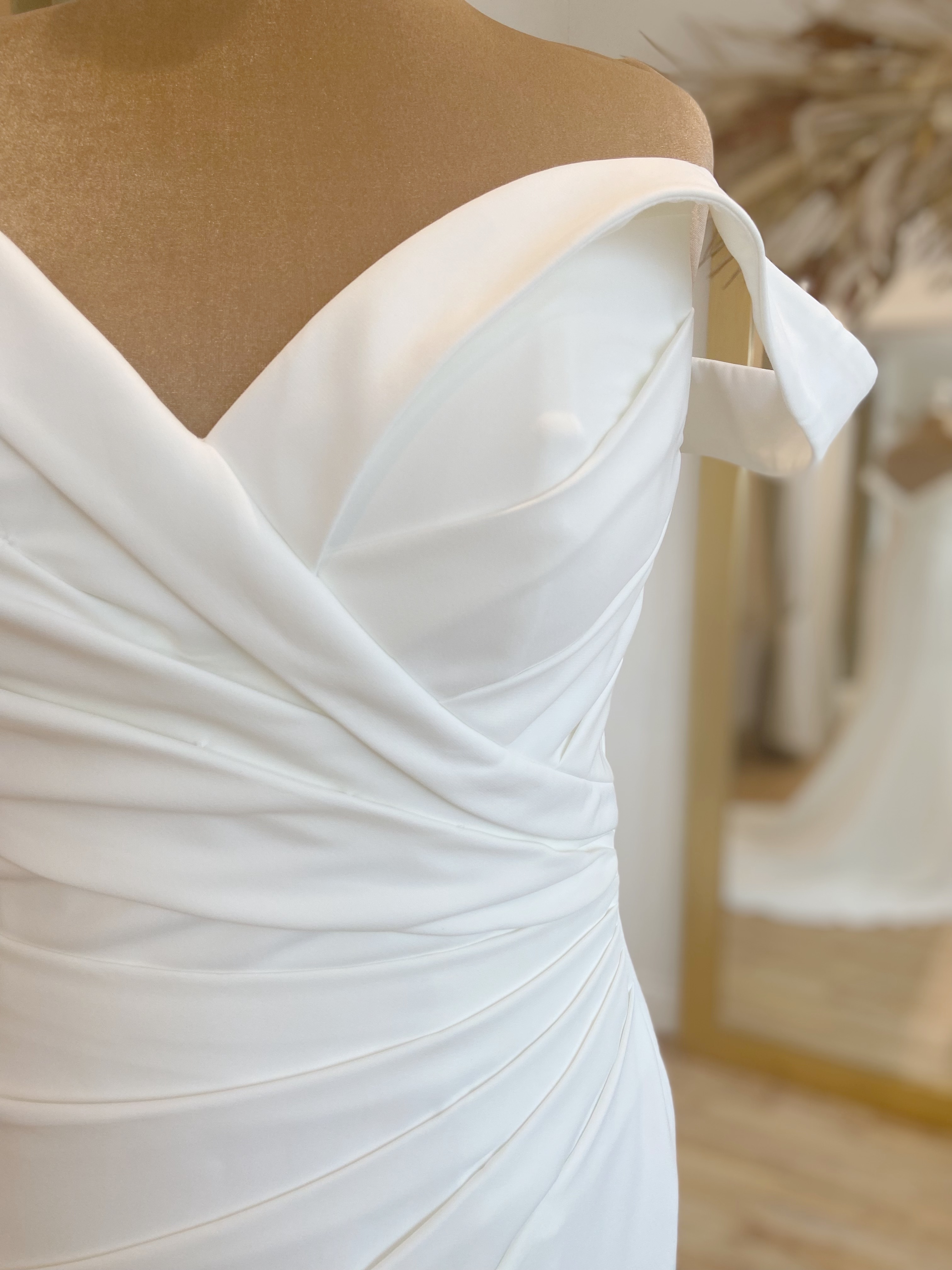 Herawhite Sophie Size 16 Wedding dress for sale Lucy Hart Bridal Leighton Buzzard Bedfordshire