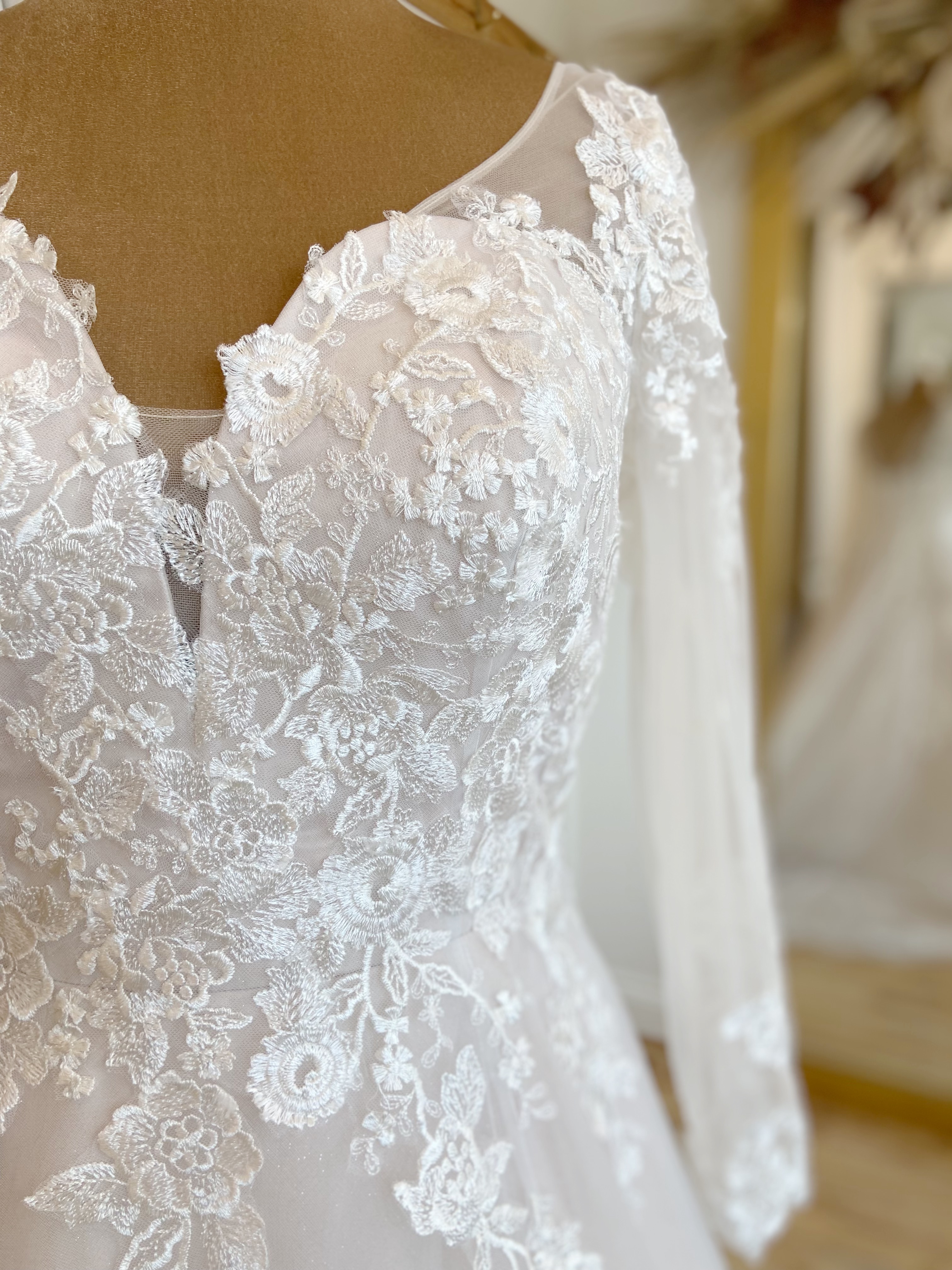 Herawhite Jasmine Size 16 Wedding dress for sale Lucy Hart Bridal Leighton Buzzard Bedfordshire