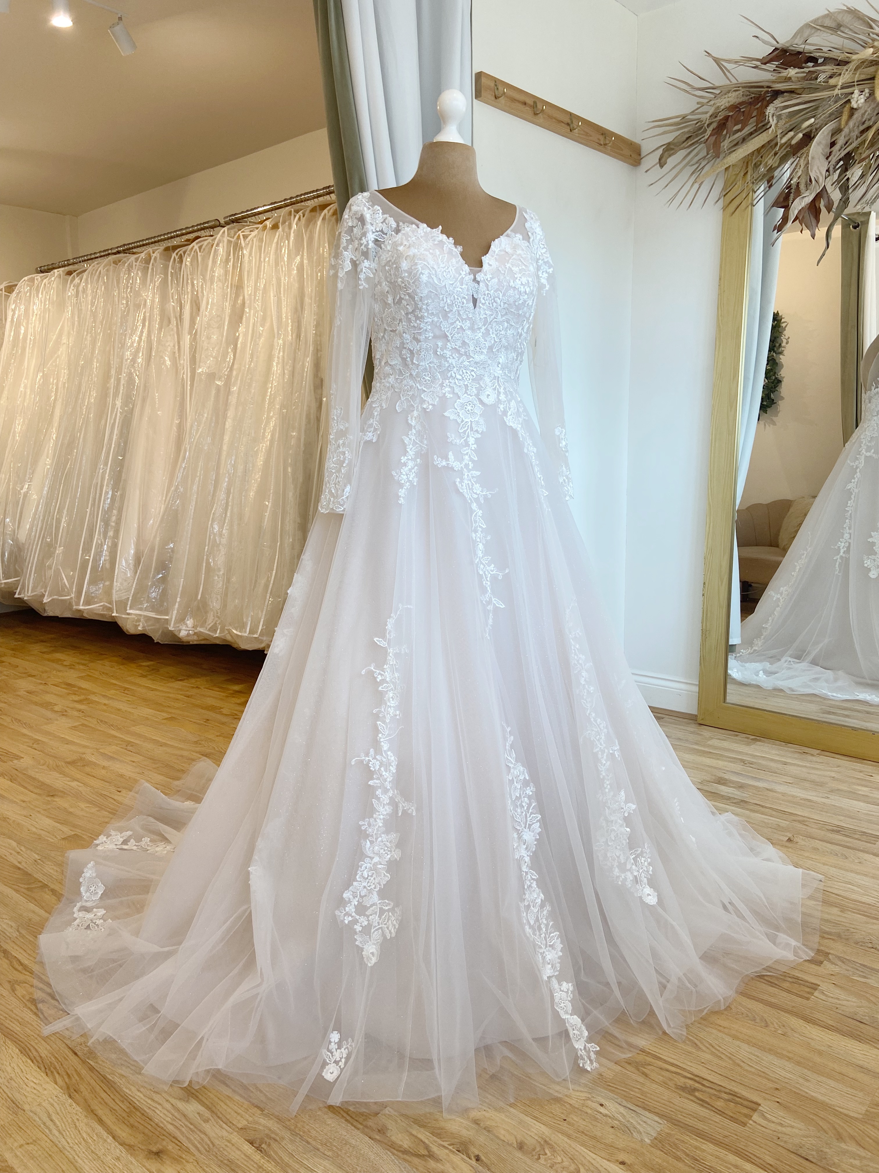 Herawhite Jasmine Size 16 Wedding dress for sale Lucy Hart Bridal Leighton Buzzard Bedfordshire