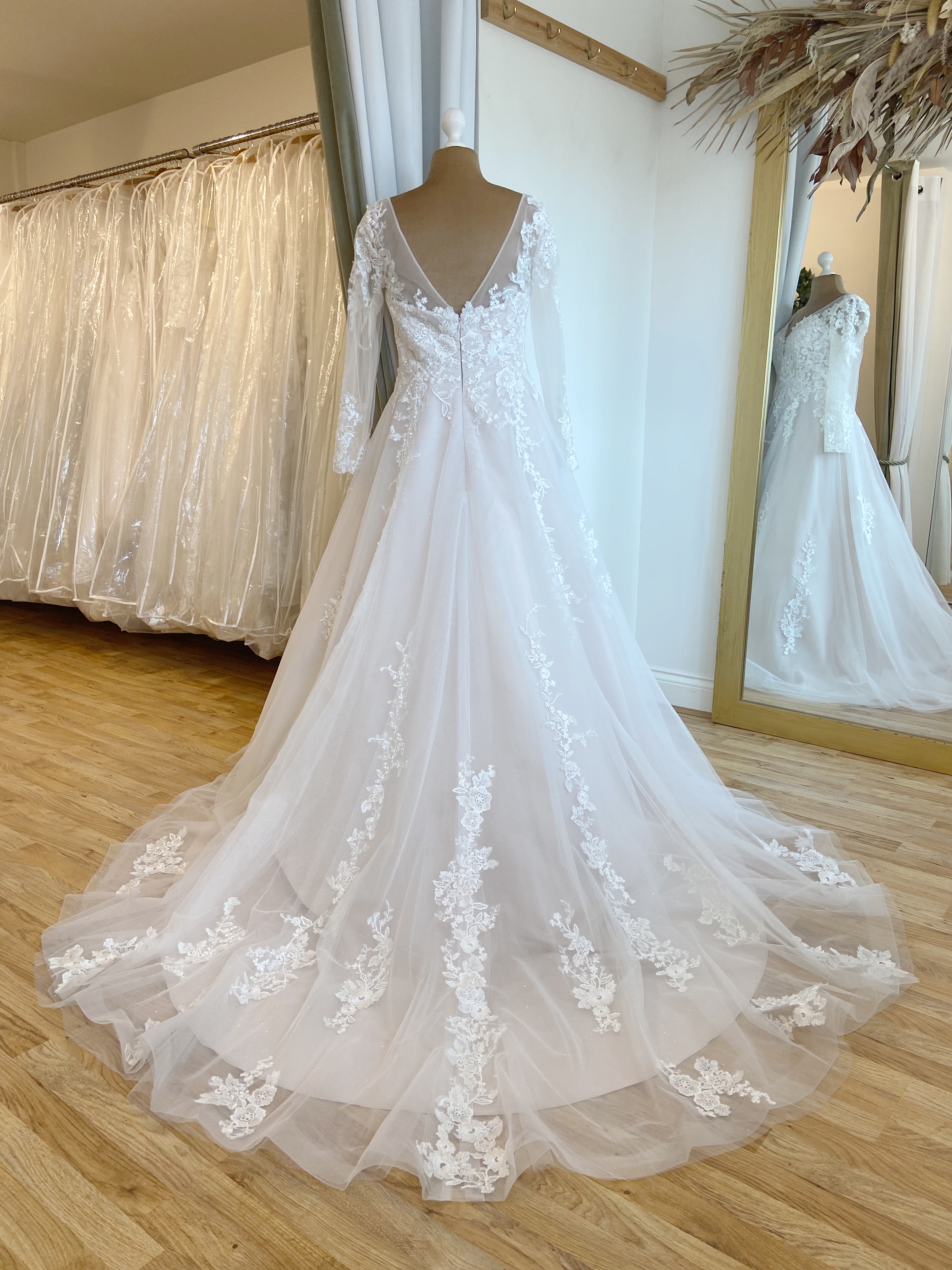 Herawhite Jasmine Size 16 Wedding dress for sale Lucy Hart Bridal Leighton Buzzard Bedfordshire