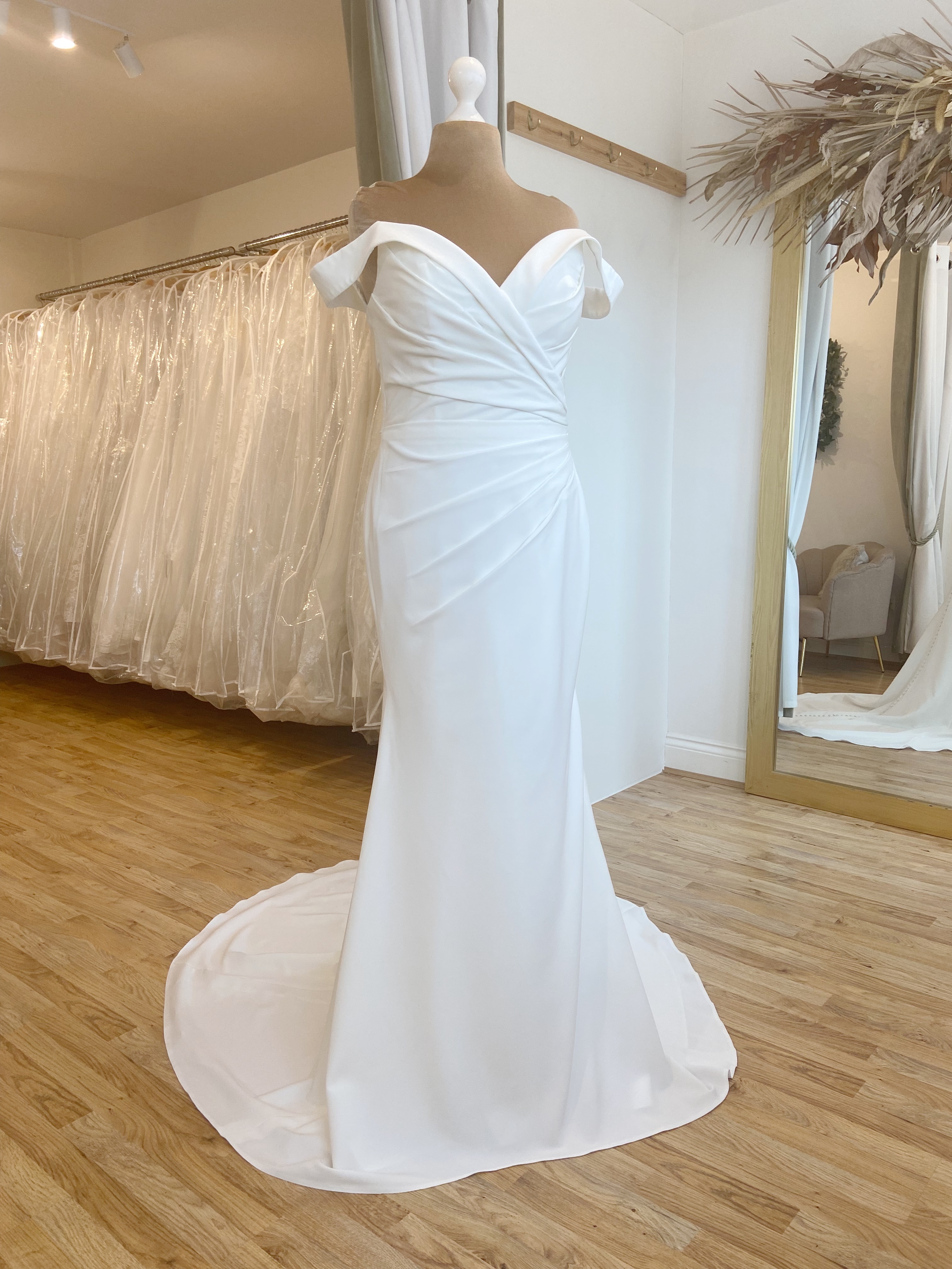 Herawhite Sophie Size 16 Wedding dress for sale Lucy Hart Bridal Leighton Buzzard Bedfordshire