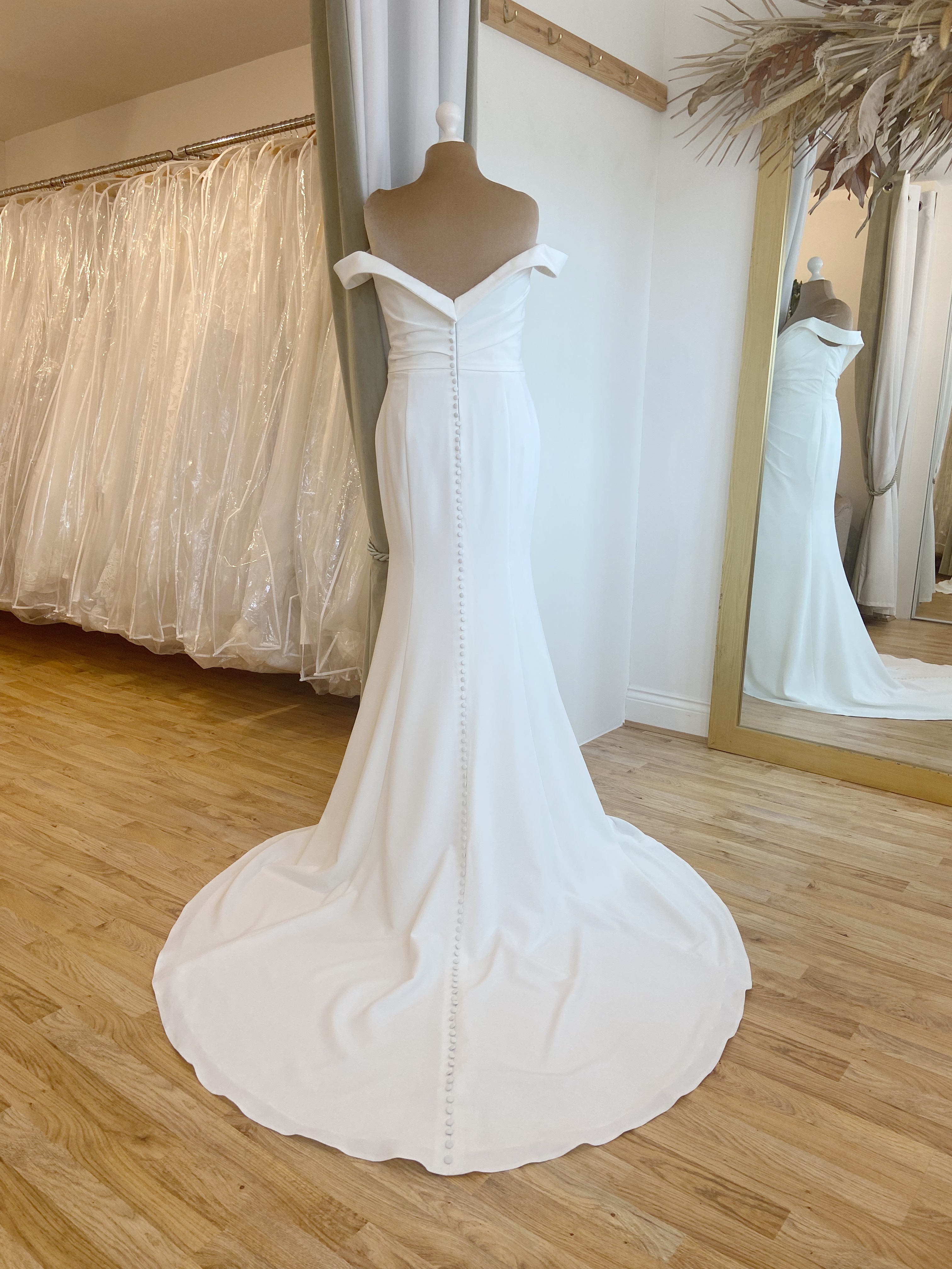 Herawhite Sophie Size 16 Wedding dress for sale Lucy Hart Bridal Leighton Buzzard Bedfordshire