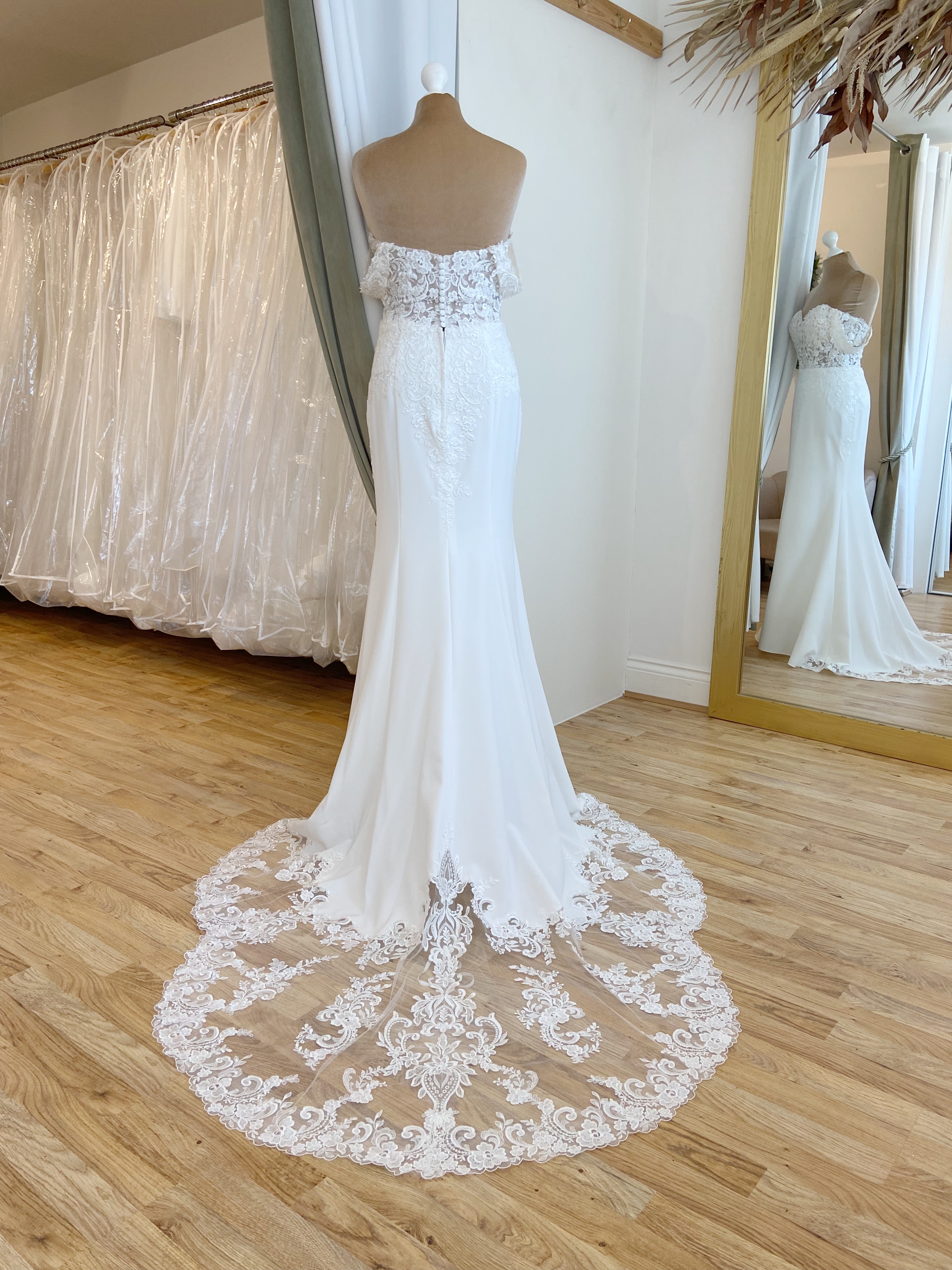 Fox Bridal Mystery Train Size 10 Wedding dress for sale Lucy Hart Bridal Leighton Buzzard Bedfordshire