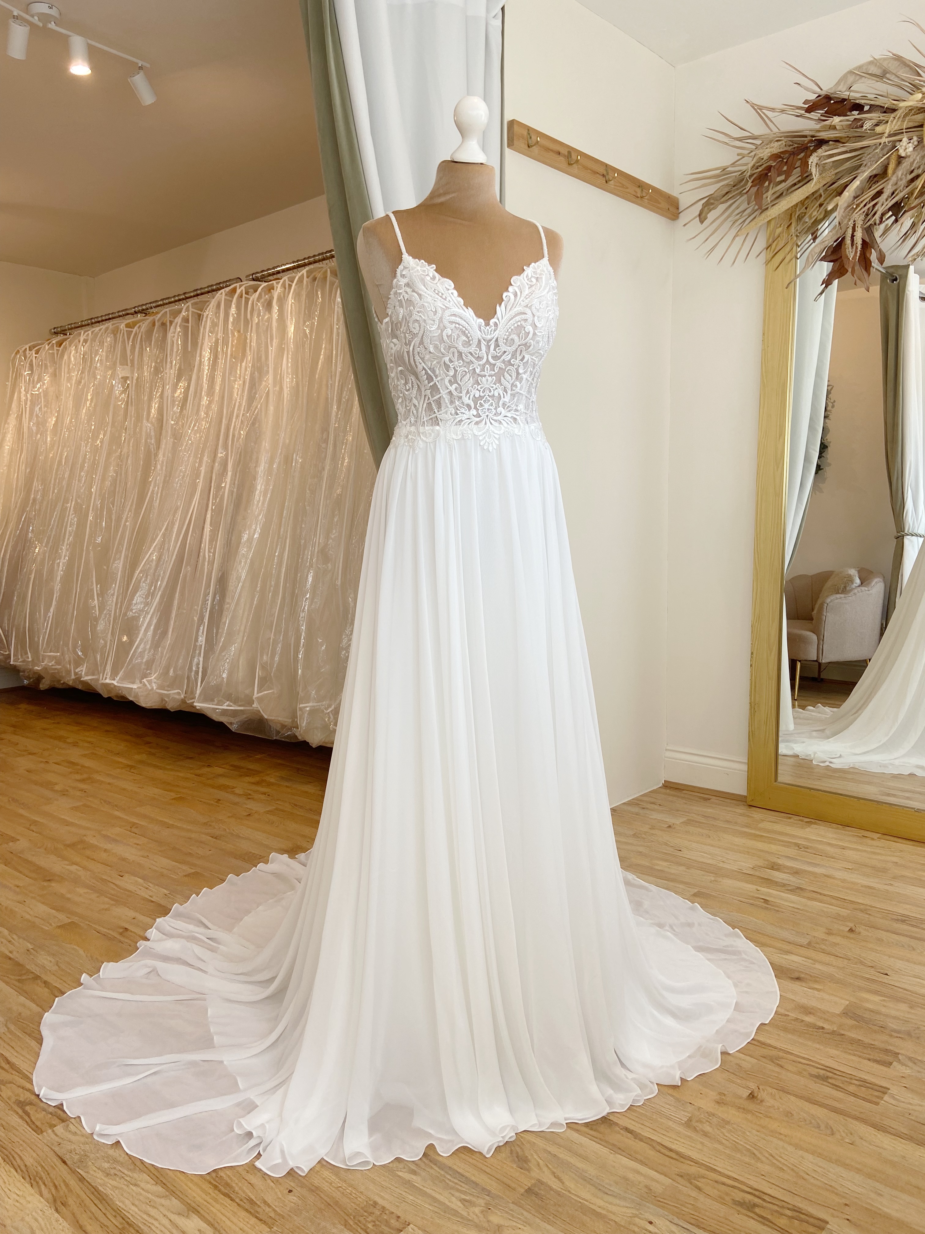 Fox Bridal Faraway Size 12 Wedding dress for sale Lucy Hart Bridal Leighton Buzzard Bedfordshire