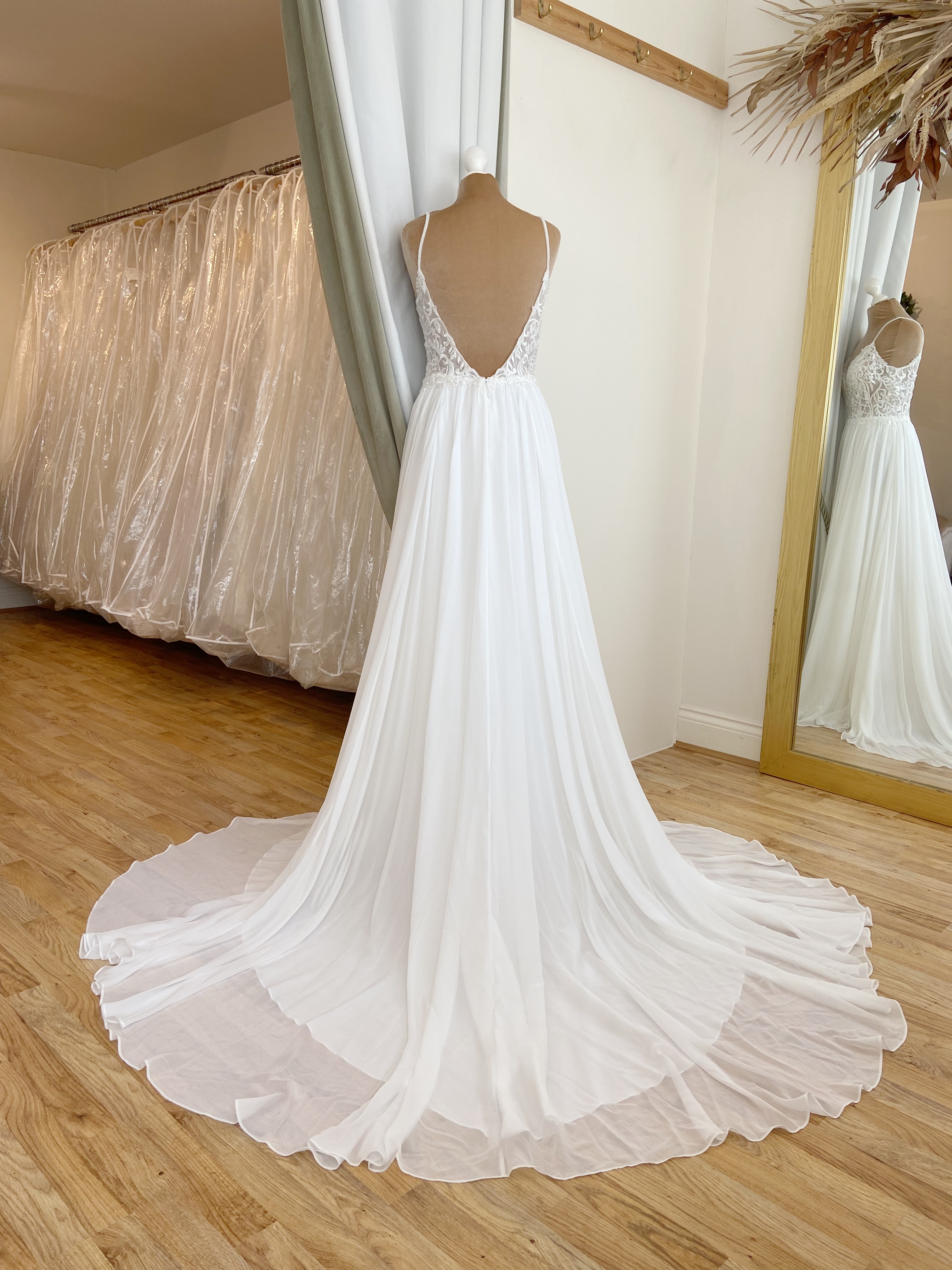 Fox Bridal Faraway Size 12 Wedding dress for sale Lucy Hart Bridal Leighton Buzzard Bedfordshire