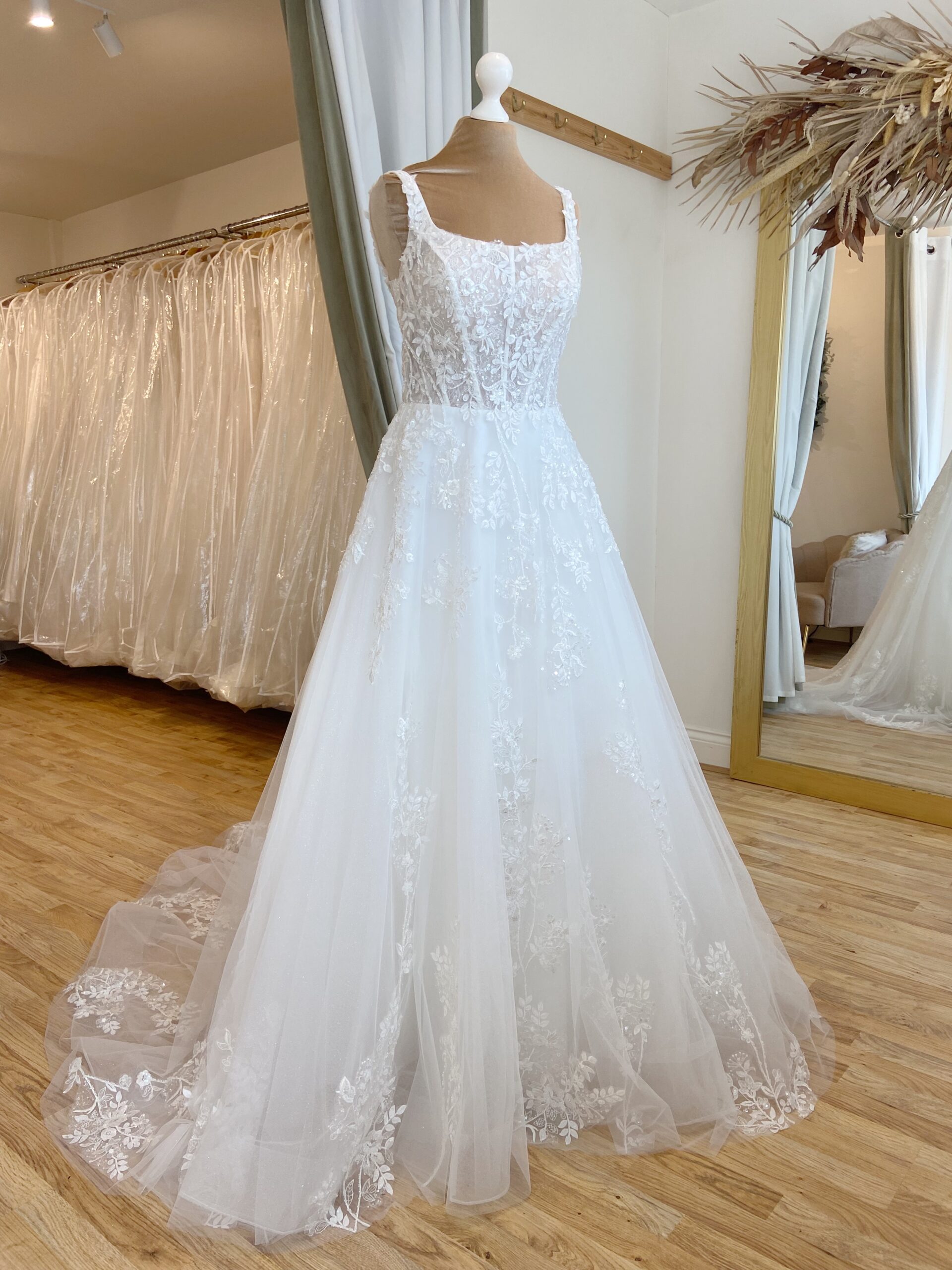 Herawhite Fleur Size 12 Wedding dress for sale Lucy Hart Bridal Leighton Buzzard Bedfordshire