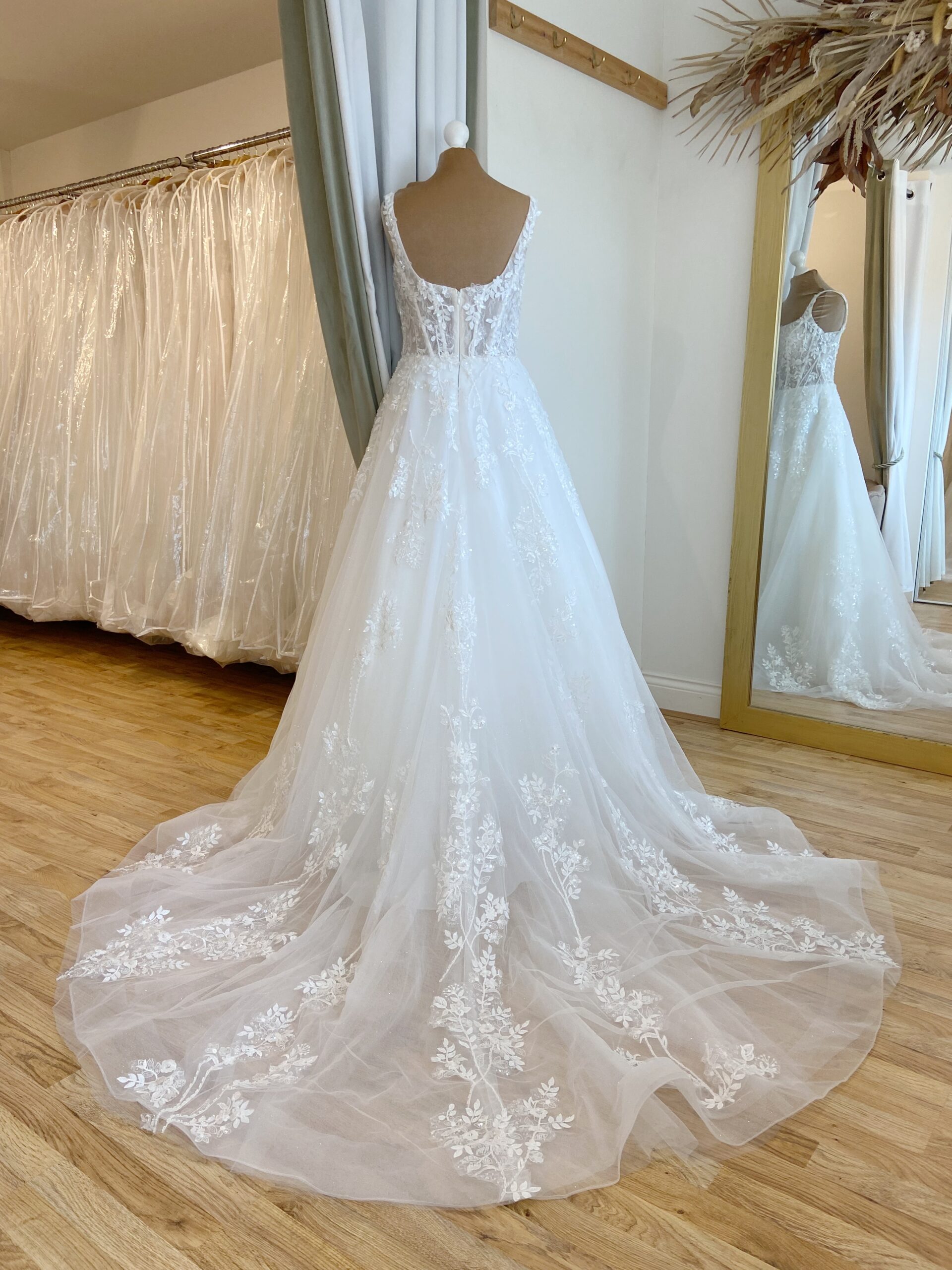 Herawhite Fleur Size 12 Wedding dress for sale Lucy Hart Bridal Leighton Buzzard Bedfordshire