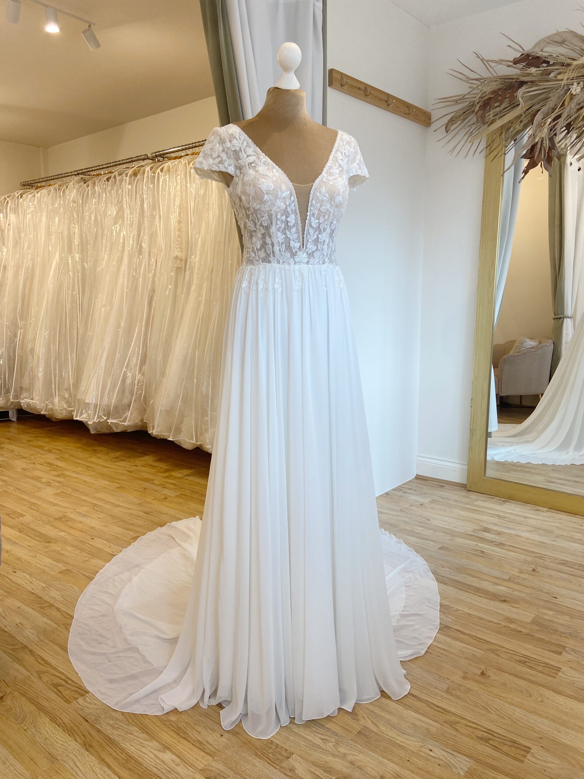 Bianco Evento Croceus Size 12-14 Wedding dress for sale Lucy Hart Bridal Leighton Buzzard Bedfordshire