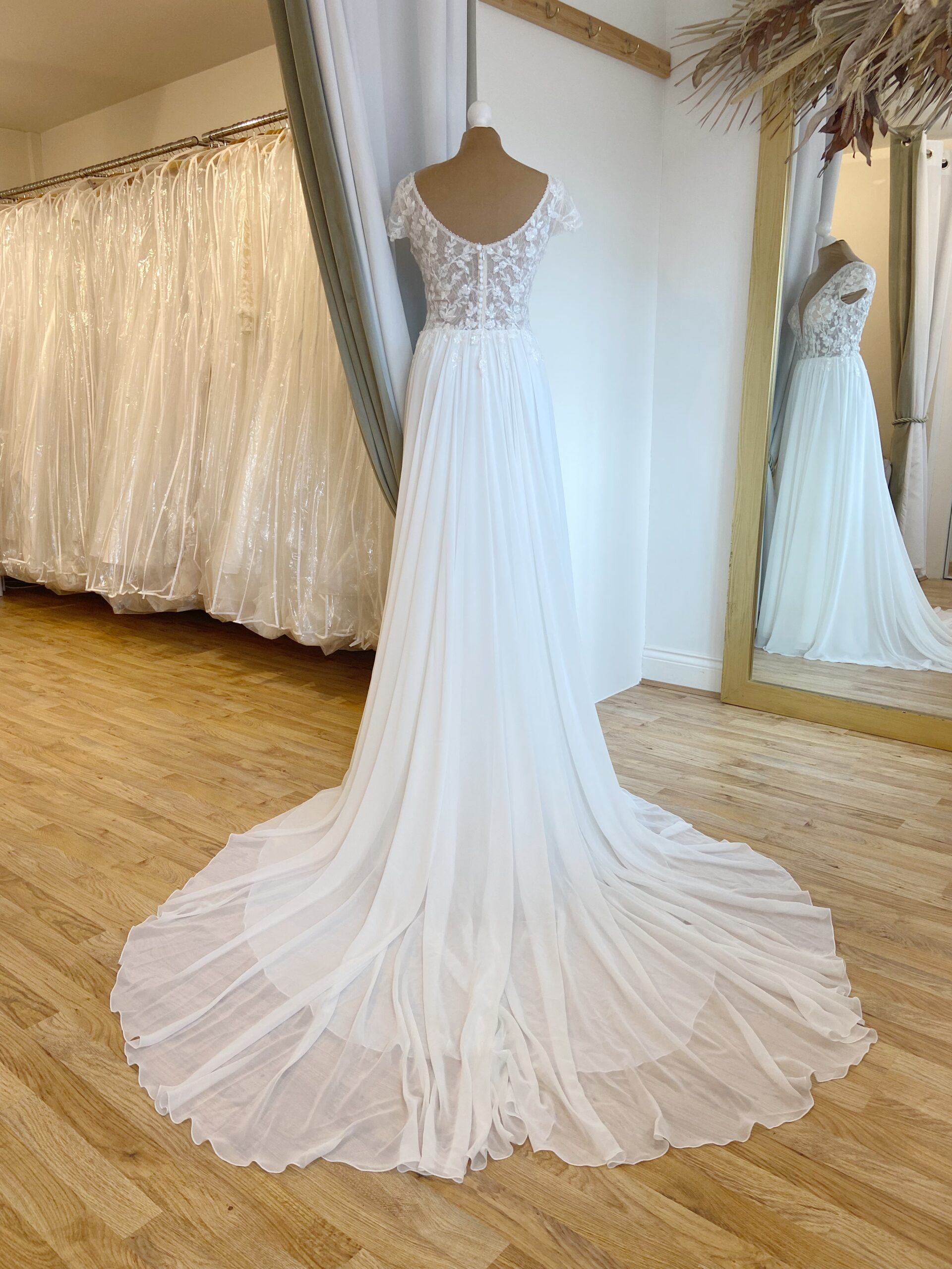 Bianco Evento Croceus Size 12-14 Wedding dress for sale Lucy Hart Bridal Leighton Buzzard Bedfordshire