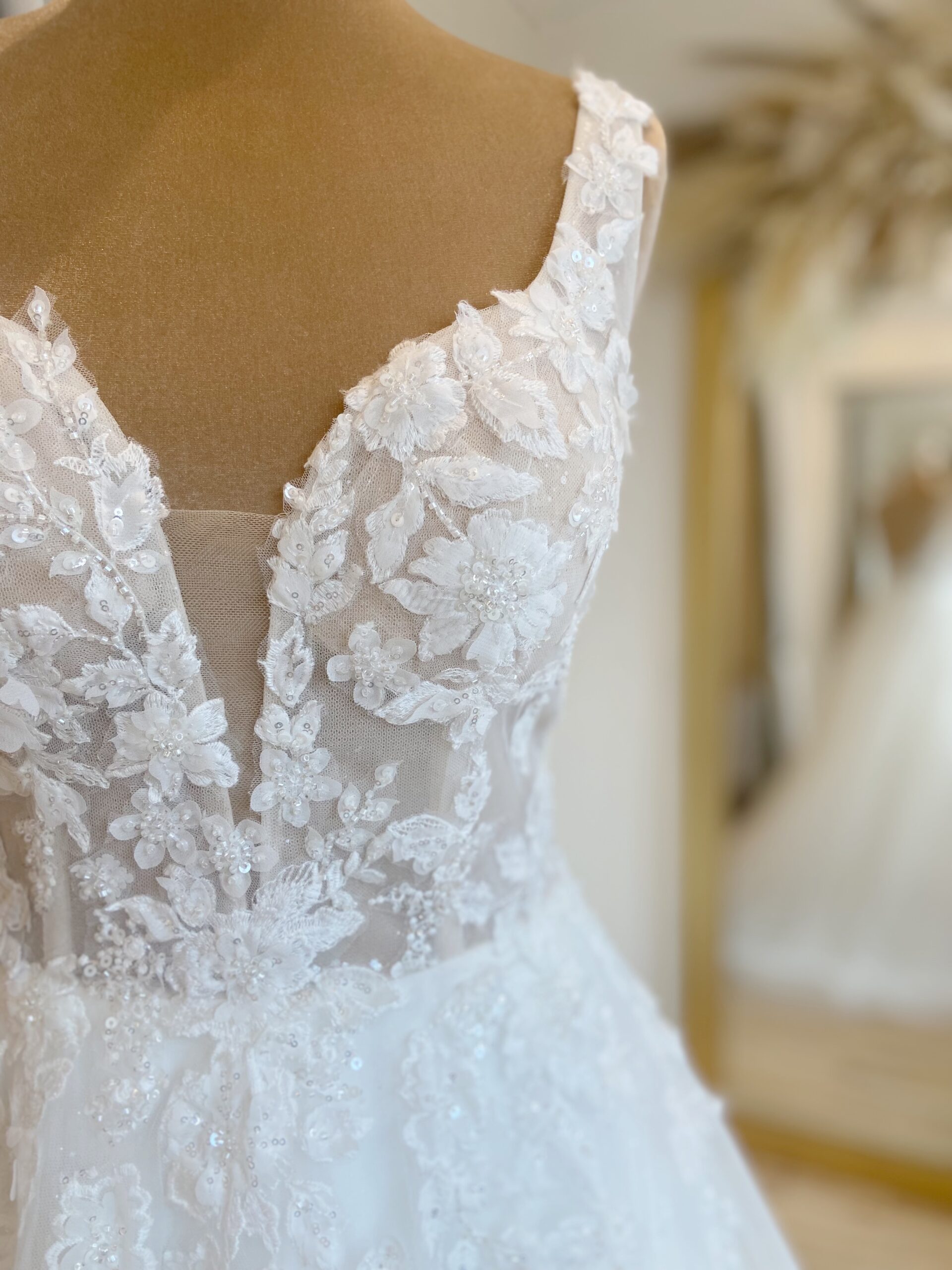 Herawhite Daisy Size 10 Wedding dress for sale Lucy Hart Bridal Leighton Buzzard Bridal Shop Bedfordshire