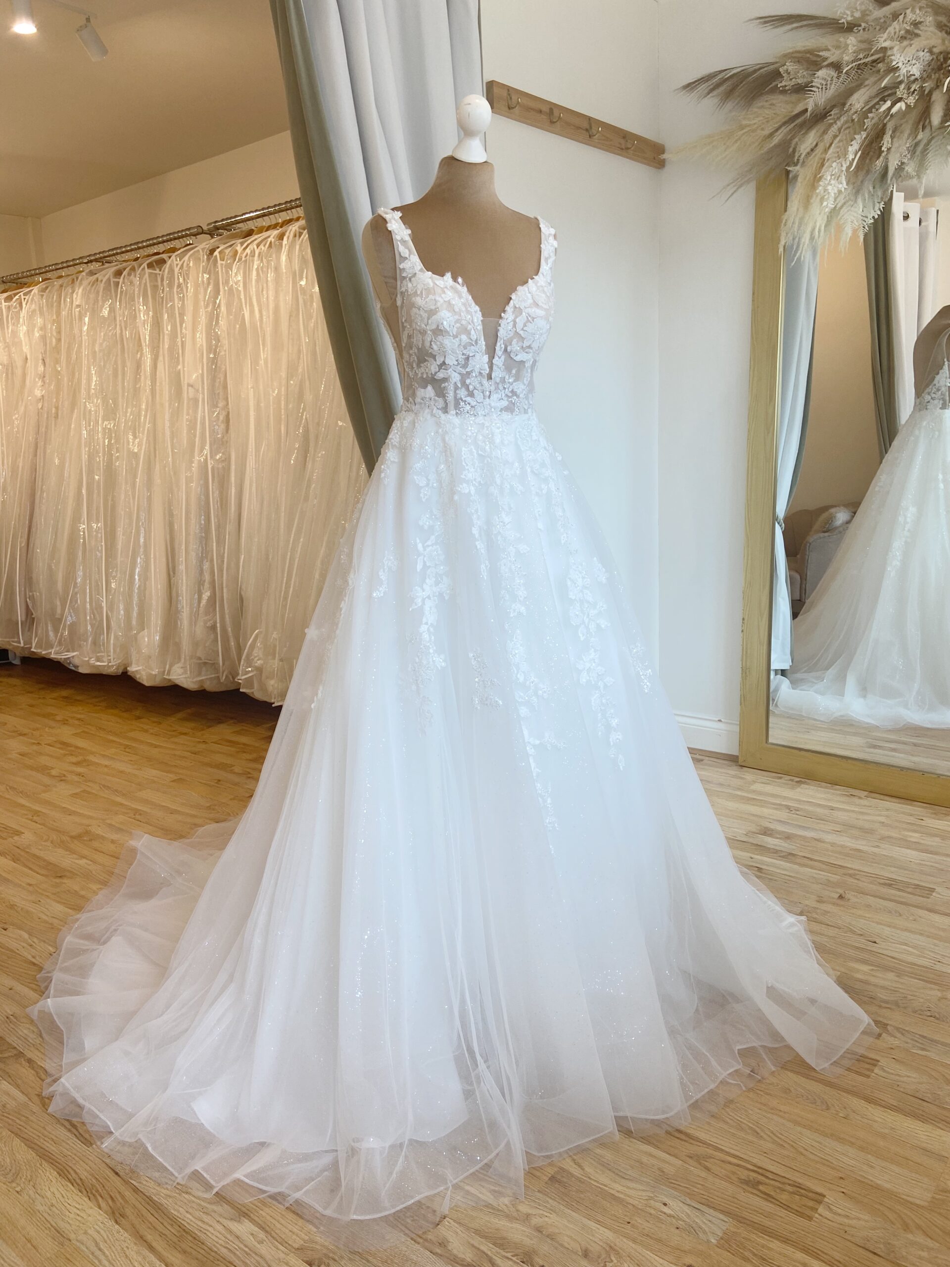 Herawhite Daisy Size 10 Wedding dress for sale Lucy Hart Bridal Leighton Buzzard Bridal Shop Bedfordshire