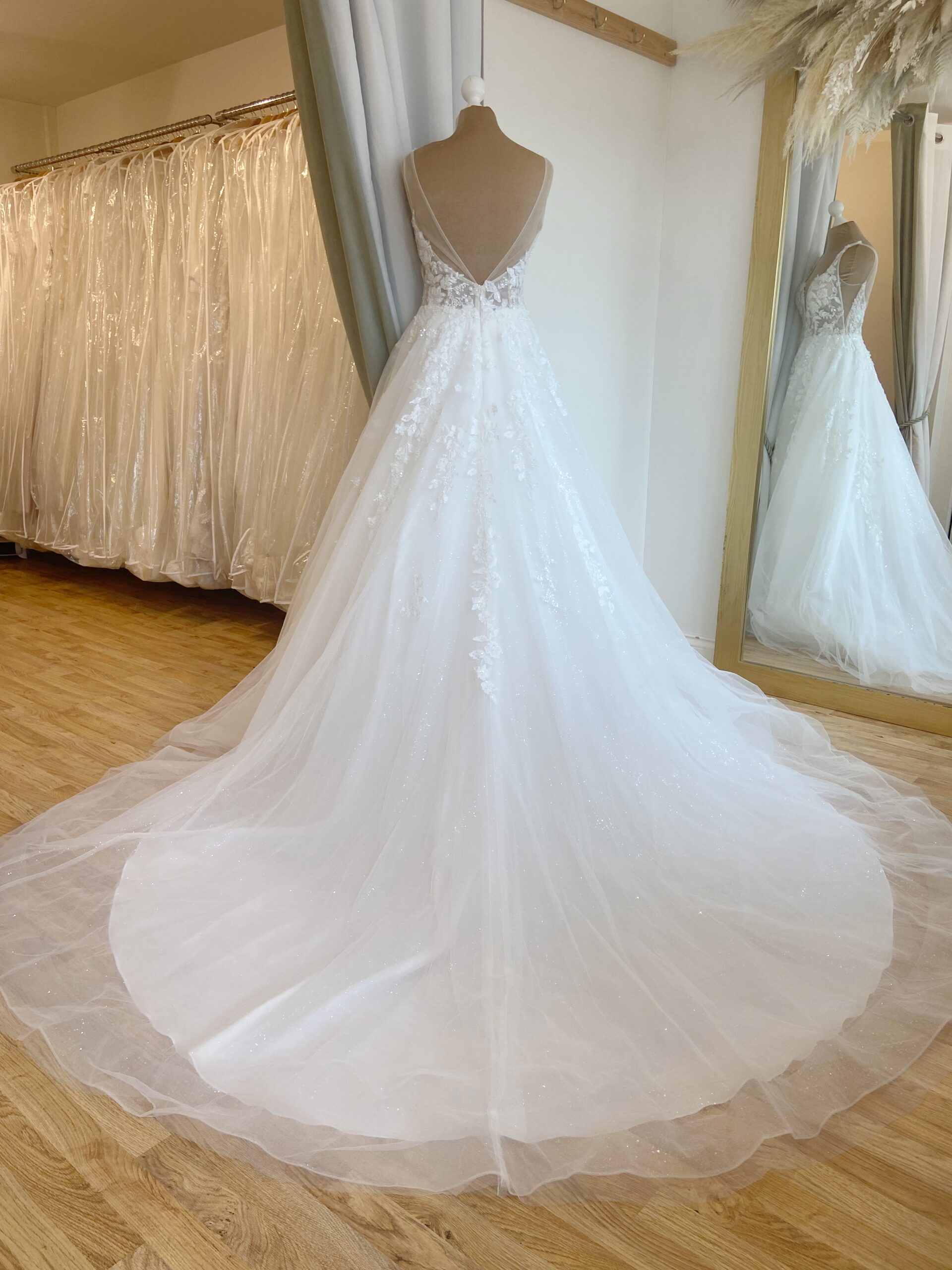 Herawhite Daisy Size 10 Wedding dress for sale Lucy Hart Bridal Leighton Buzzard Bridal Shop Bedfordshire