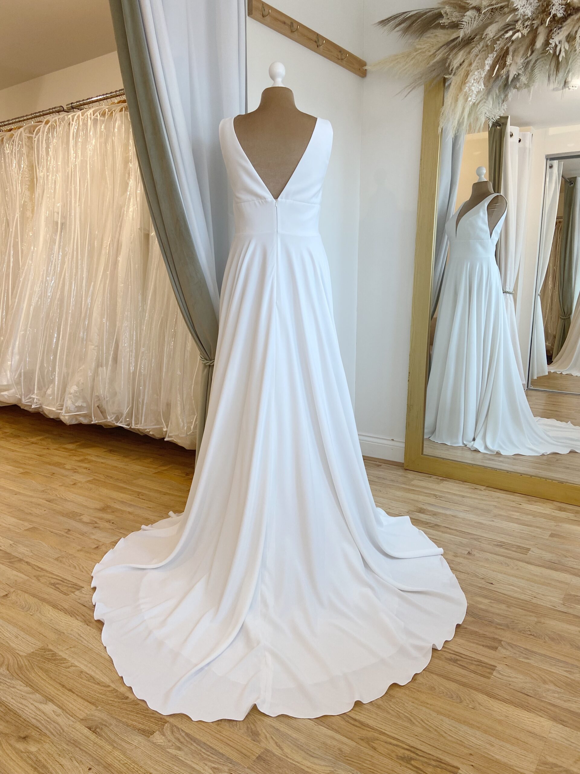Bianco Evento Pola Size 18 Wedding dress for sale Lucy Hart Bridal Leighton Buzzard Bridal Shop Bedfordshire