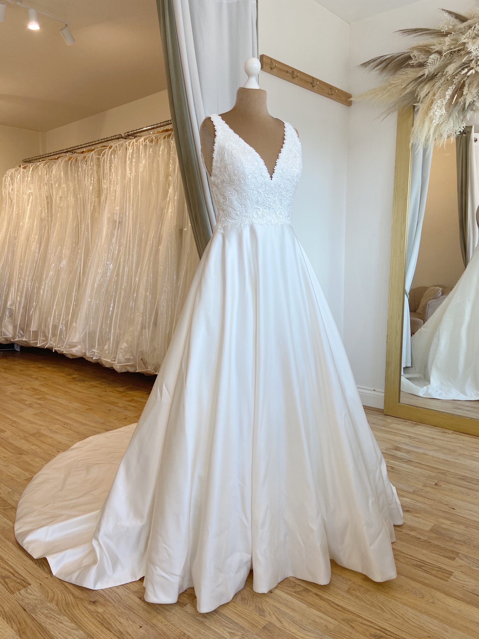 Mori Lee Laurie 5684 Size 12 Wedding dress for sale Lucy Hart Bridal Bridal Shop Leighton Buzzard Wedding dress shop near me Bedfordshire