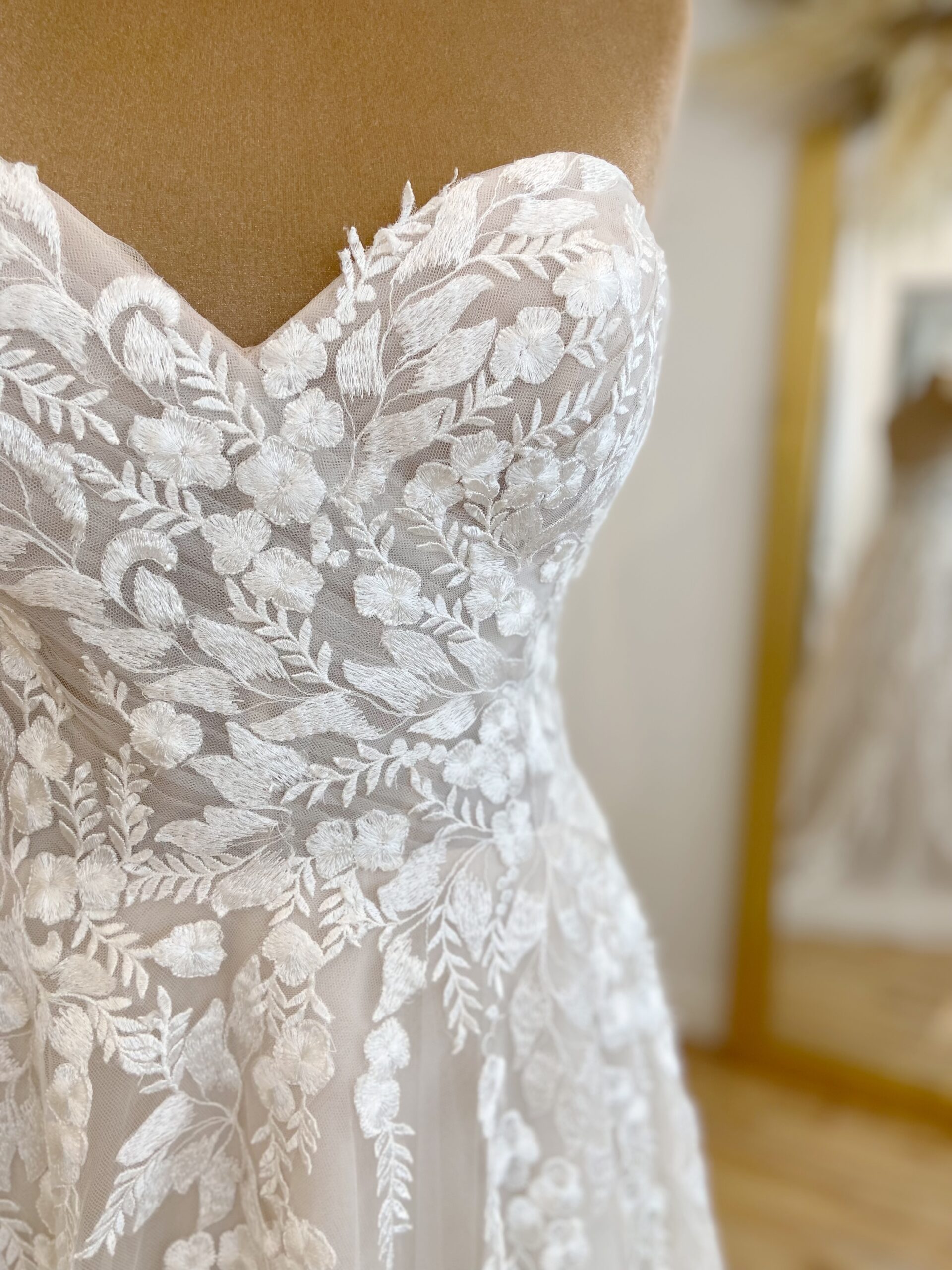 Justin Alexander Carlee 88219 Size 14 Wedding dress for sale Lucy Hart Bridal Leighton Buzzard Bridal Shop Near Me Bedfordshire