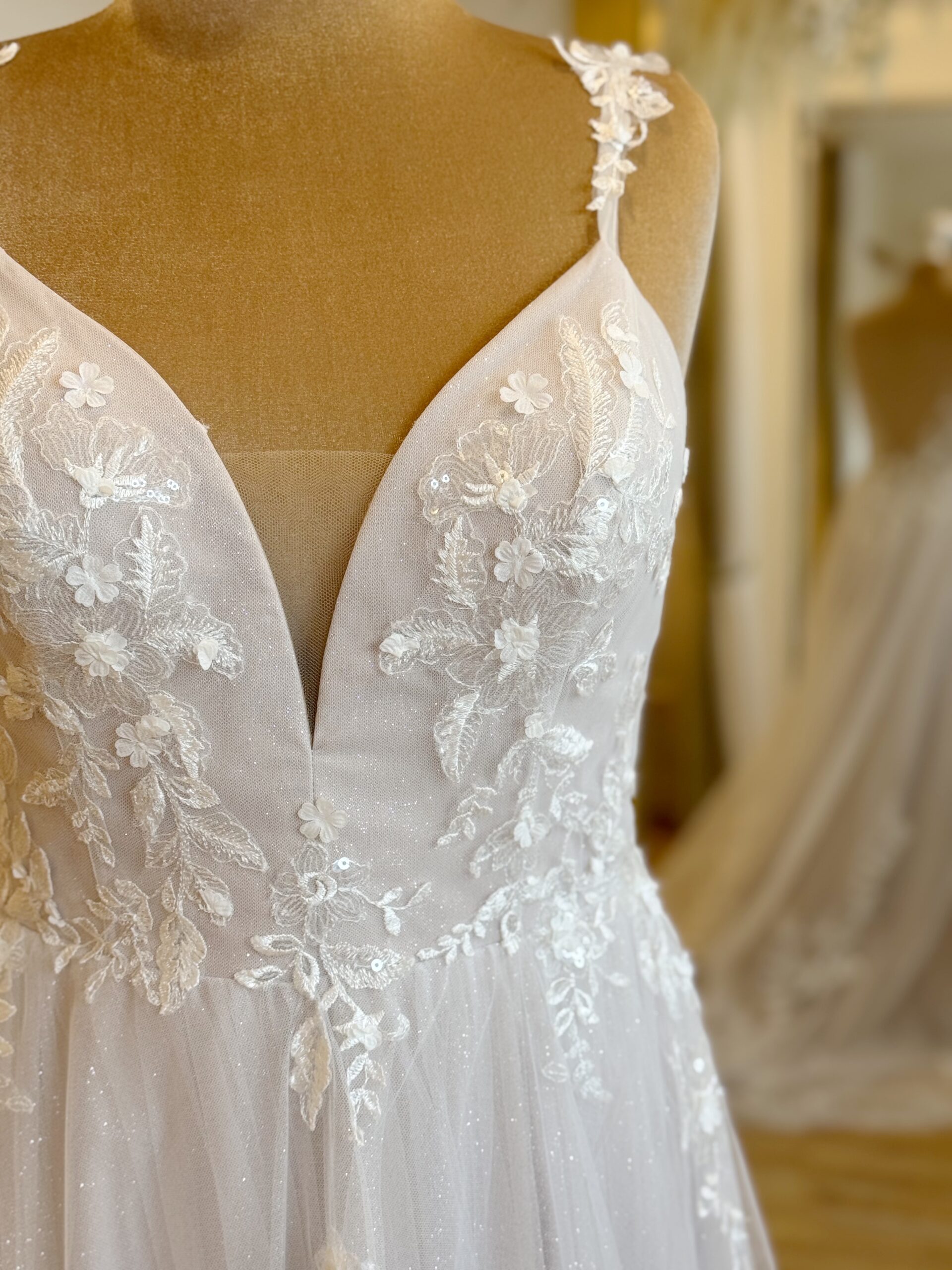 Madi Lane Aria Size 16 Wedding dress for sale Lucy Hart Bridal Leighton Buzzard Bridal Shop Bedfordshire