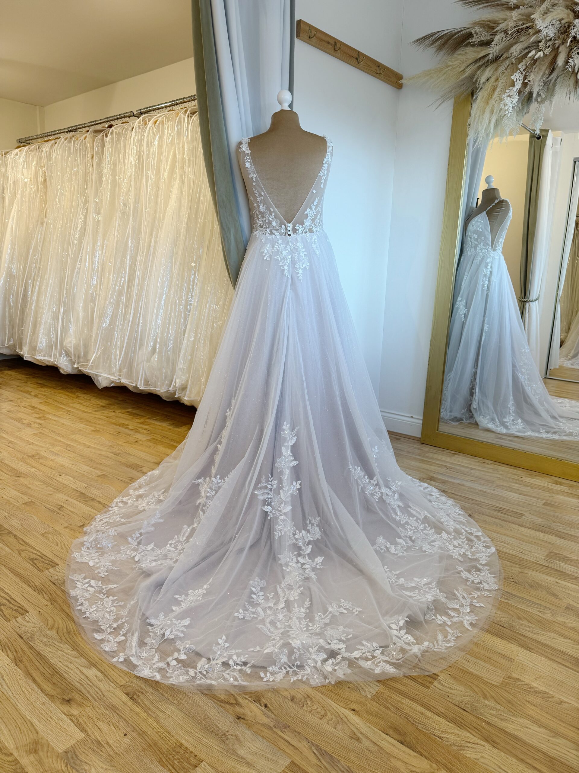 Madi Lane Aria Size 16 Wedding dress for sale Lucy Hart Bridal Leighton Buzzard Bridal Shop Bedfordshire