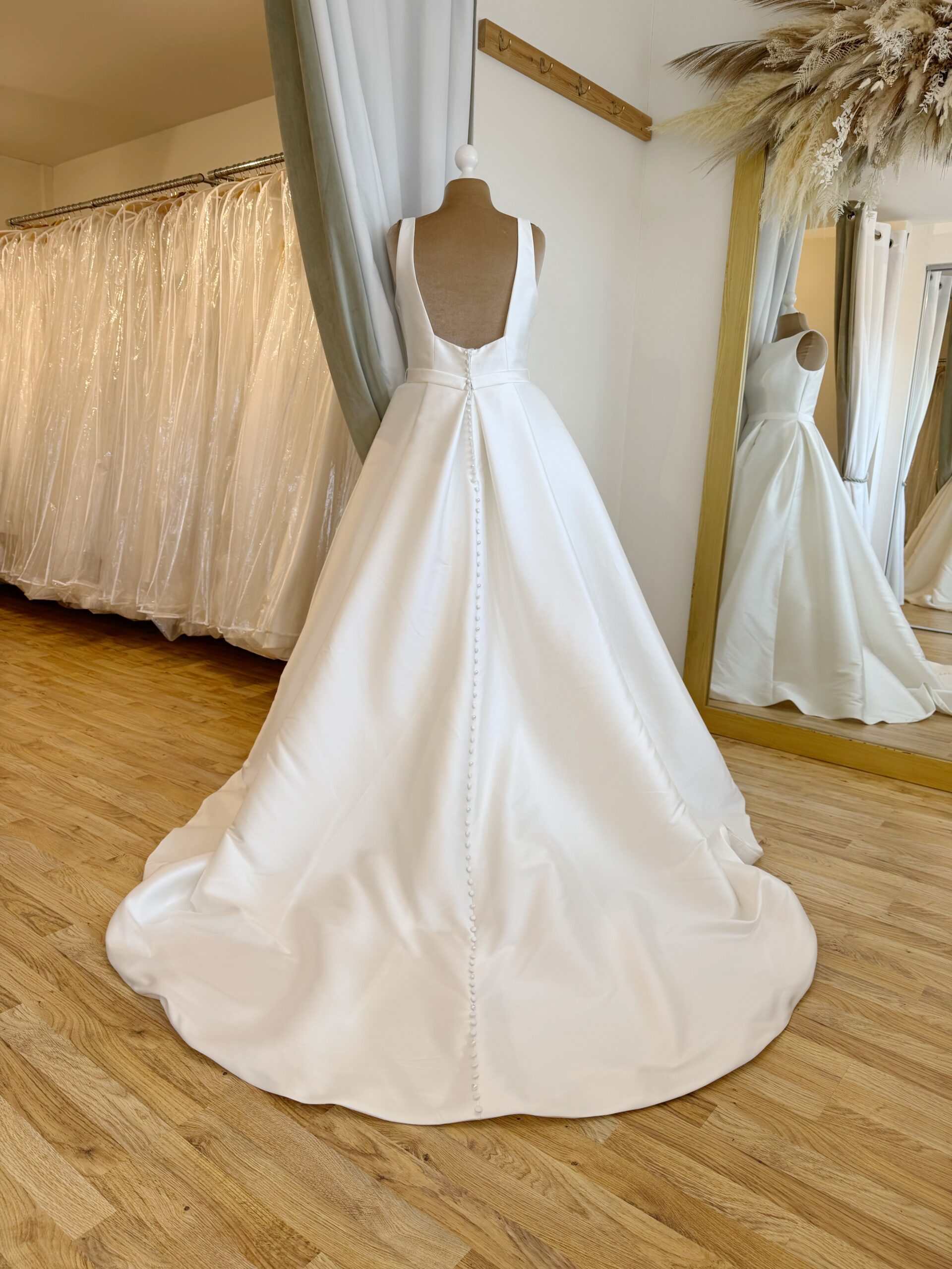 Ellis Imogen Size 16 Wedding dress for sale Lucy Hart Bridal Leighton Buzzard Bridal Shop Bedfordshire