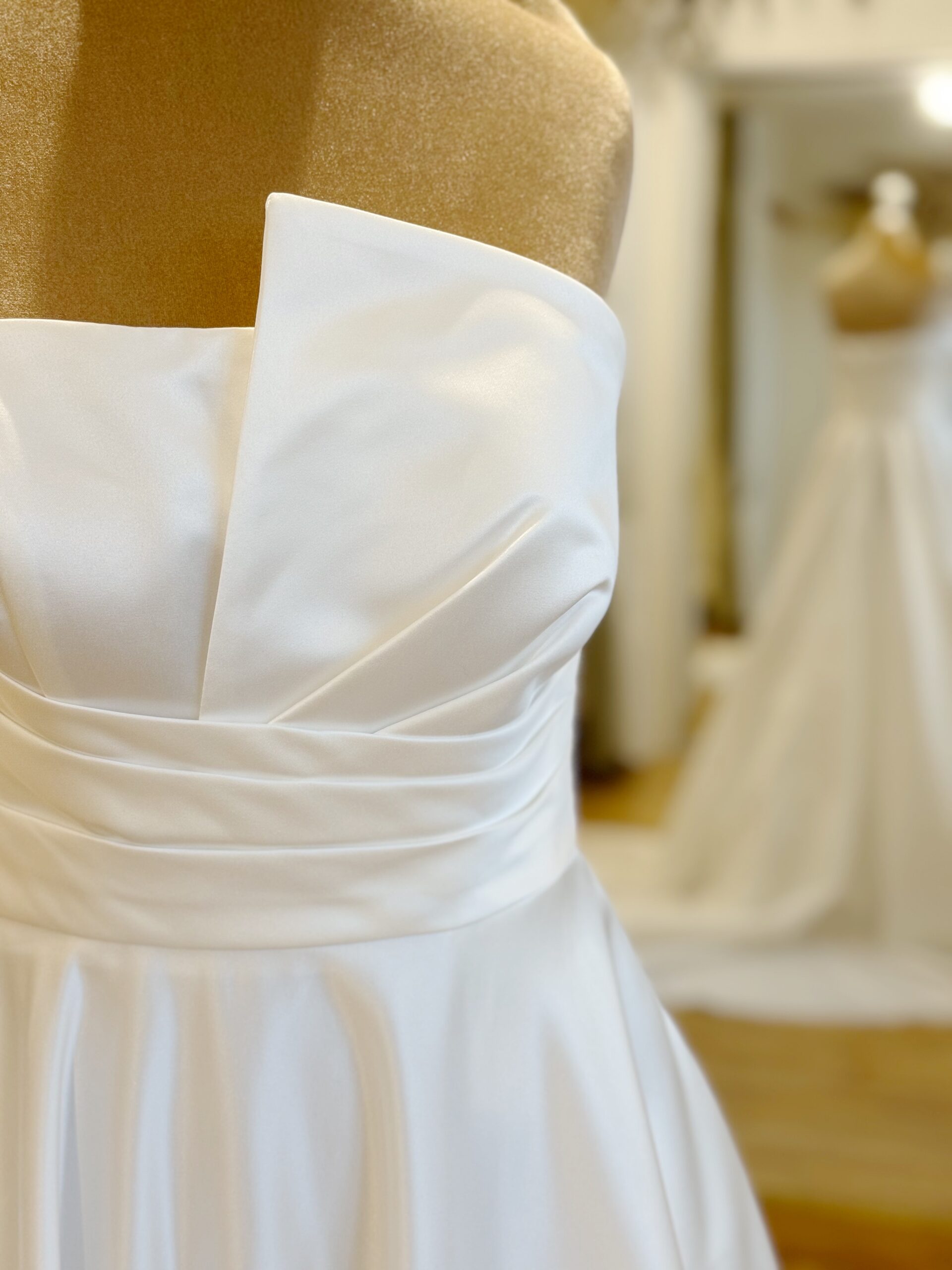 Adriana Alier Azalia Size 10 wedding dress for sale Lucy Hart Bridal Leighton Buzzard Bridal Shop Bedfordshire
