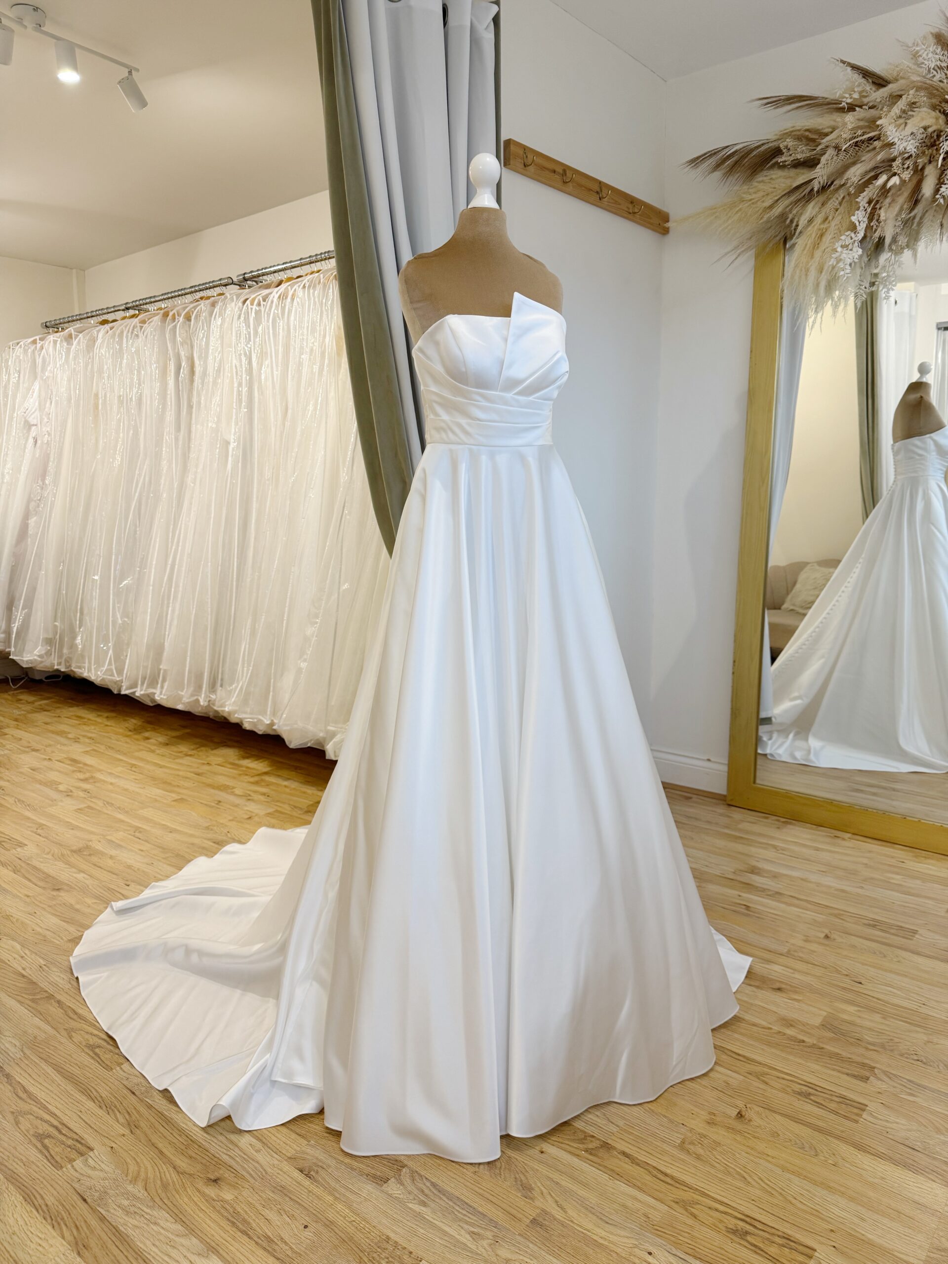 Adriana Alier Azalia Size 10 wedding dress for sale Lucy Hart Bridal Leighton Buzzard Bridal Shop Bedfordshire