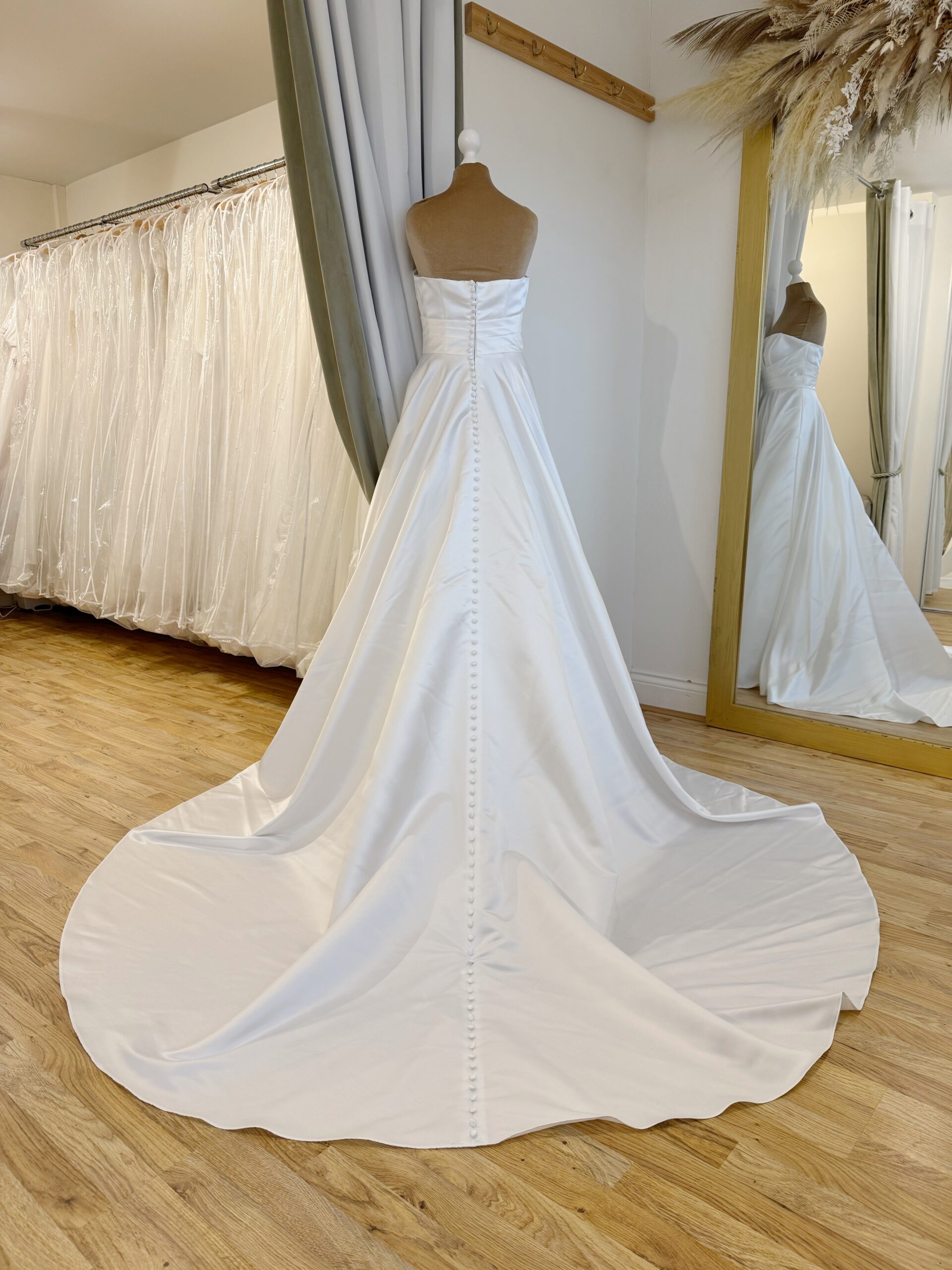 Adriana Alier Azalia Size 10 wedding dress for sale Lucy Hart Bridal Leighton Buzzard Bridal Shop Bedfordshire