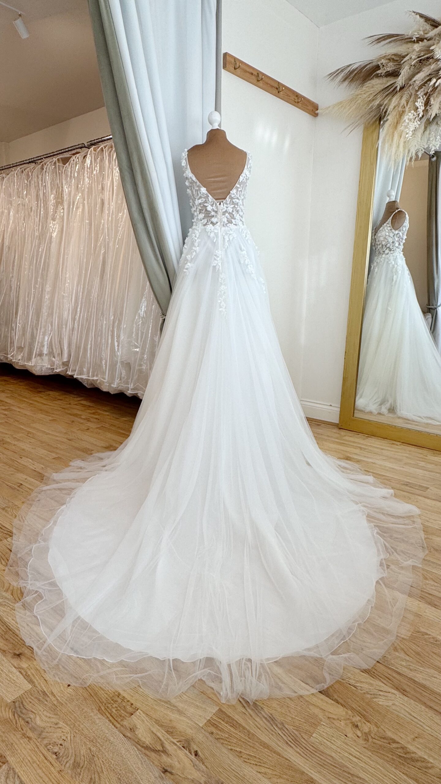 Bianco Evento Bruna Size 10 Wedding dress for sale Lucy Hart Bridal Leighton Buzzard Bridal Shop Bedfordshire
