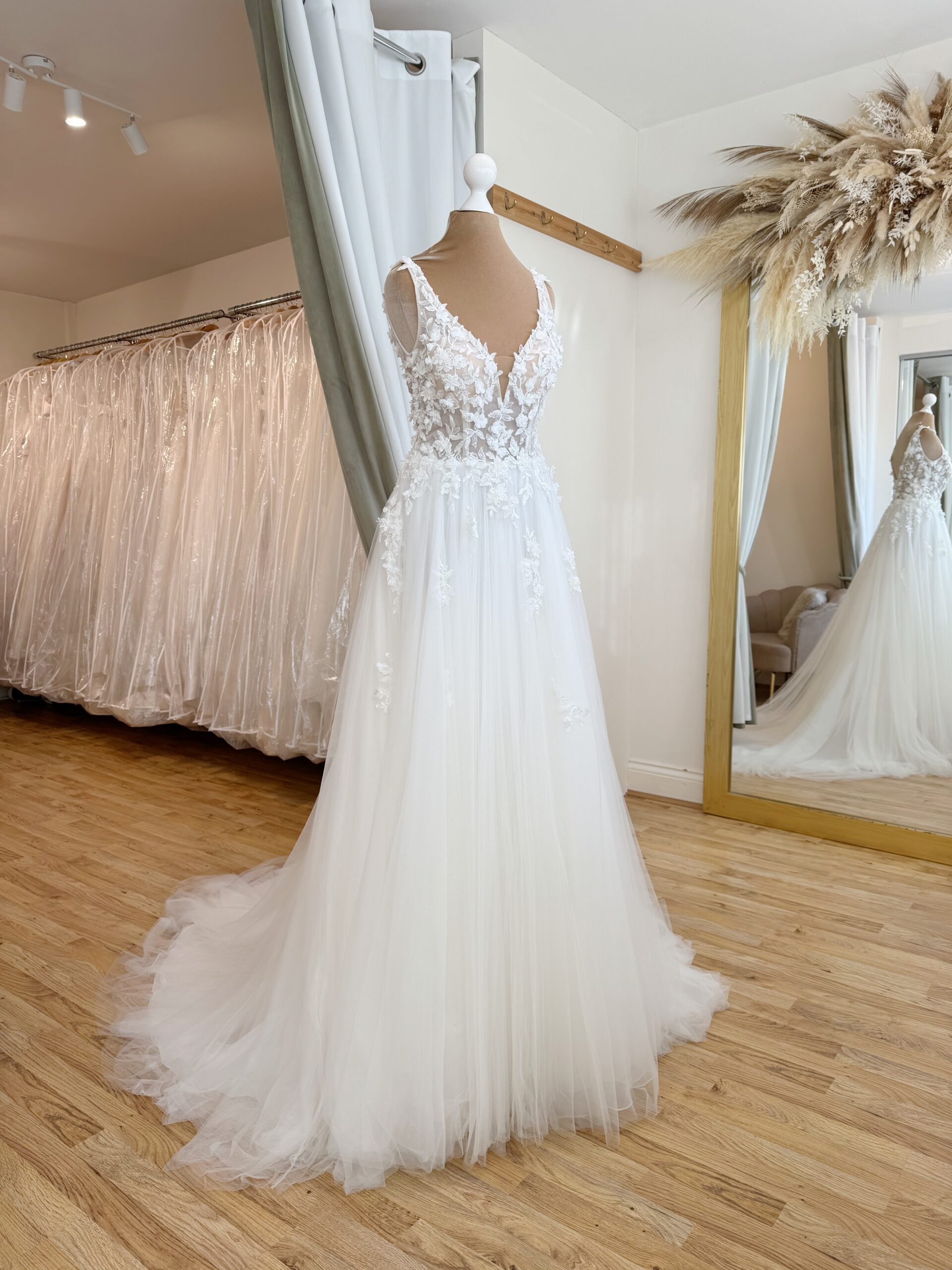 Bianco Evento Bruna Size 10 Wedding dress for sale Lucy Hart Bridal Leighton Buzzard Bridal Shop Bedfordshire