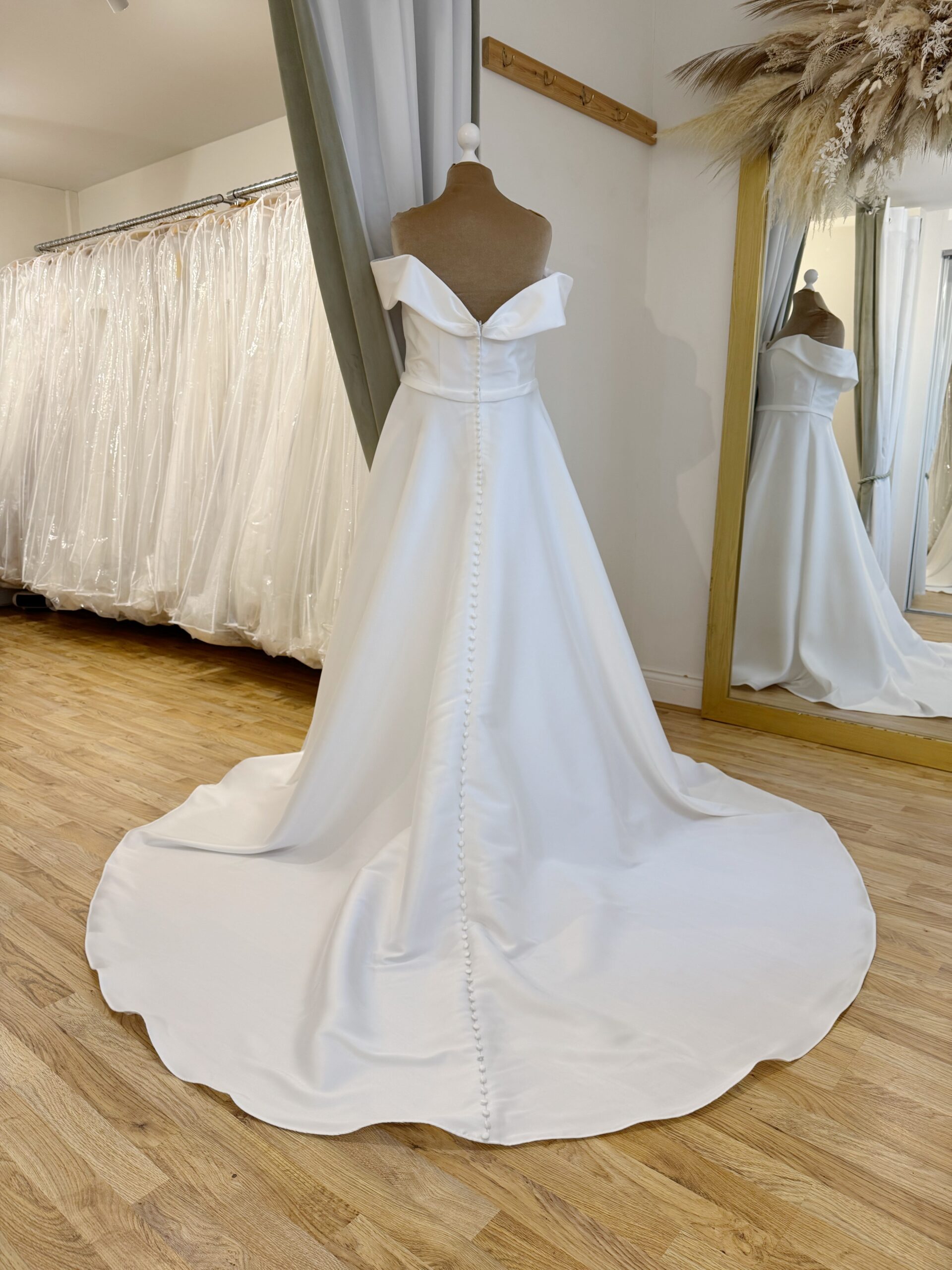 House of Nicholas Louisa 3127 Size 22 wedding dress for sale Lucy Hart Bridal Bridal Shop Bedfordshire