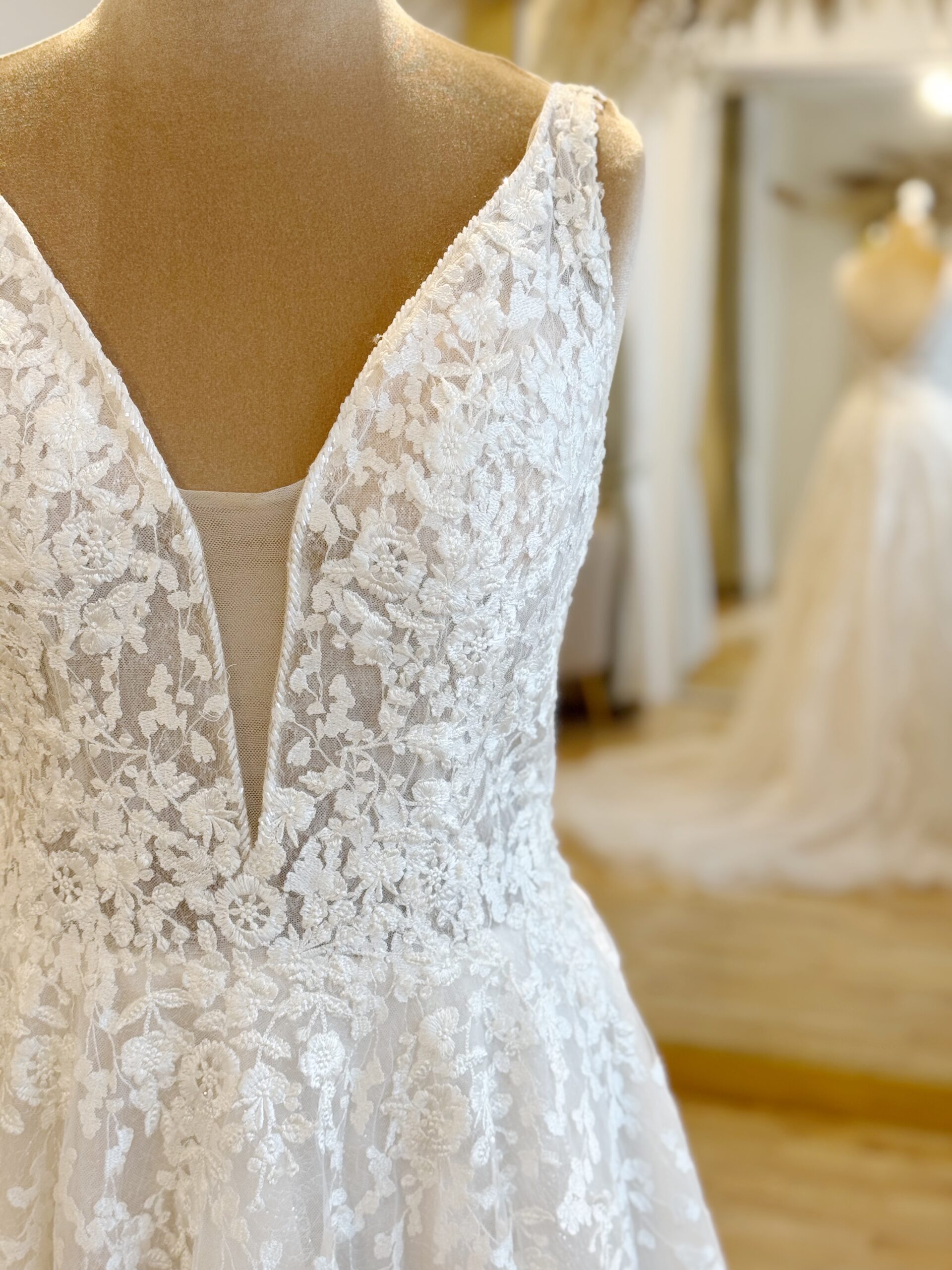 Aire Barcelona Catelyn Size 14 wedding dress for sale Lucy Hart Bridal Leighton Buzzard Bridal Shop Bedfordshire