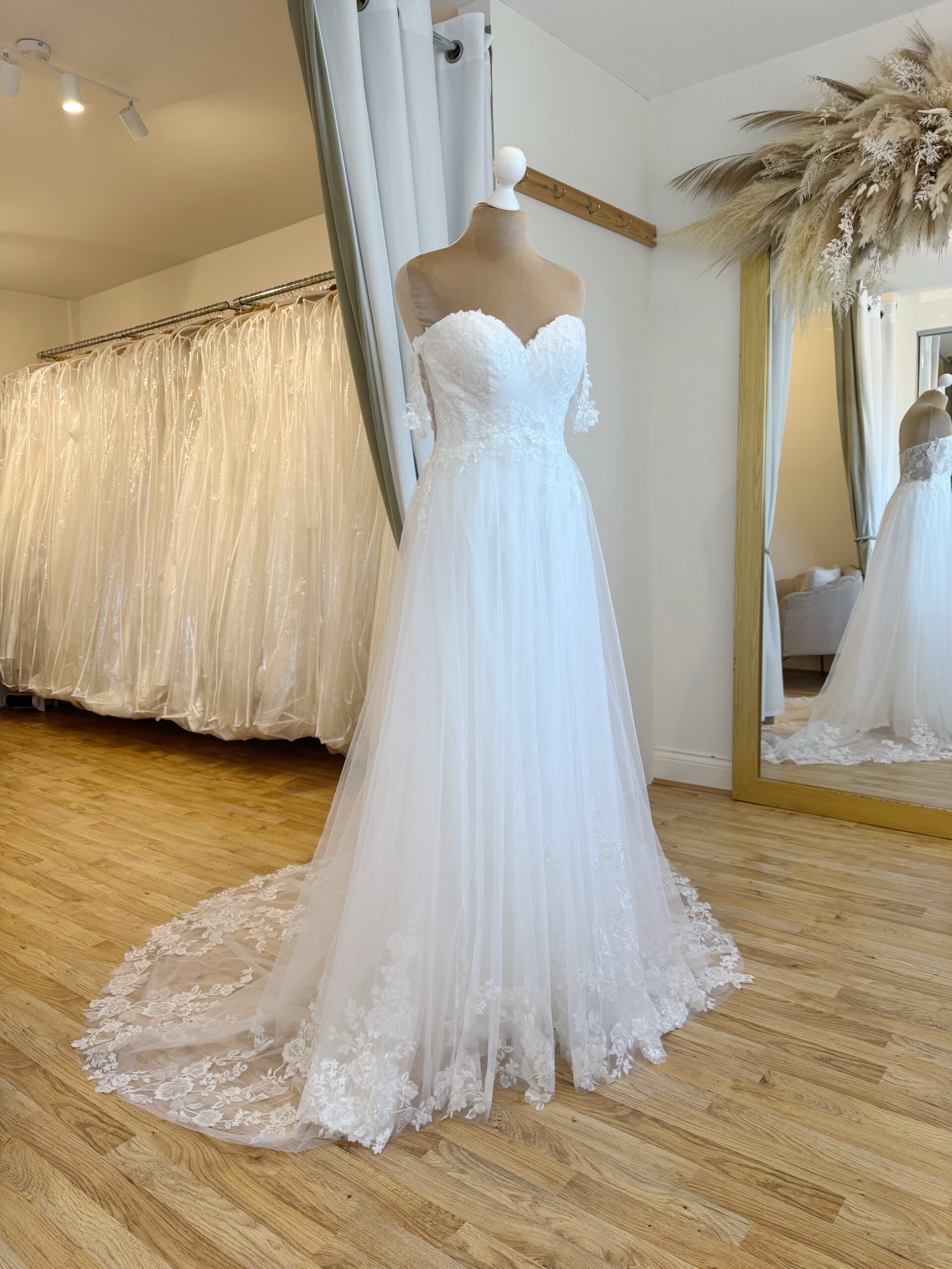 Madi Lane Joelle Size 10 wedding dress for sale Lucy Hart Bridal Leighton Buzzard Bridal Shop Bedfordshire