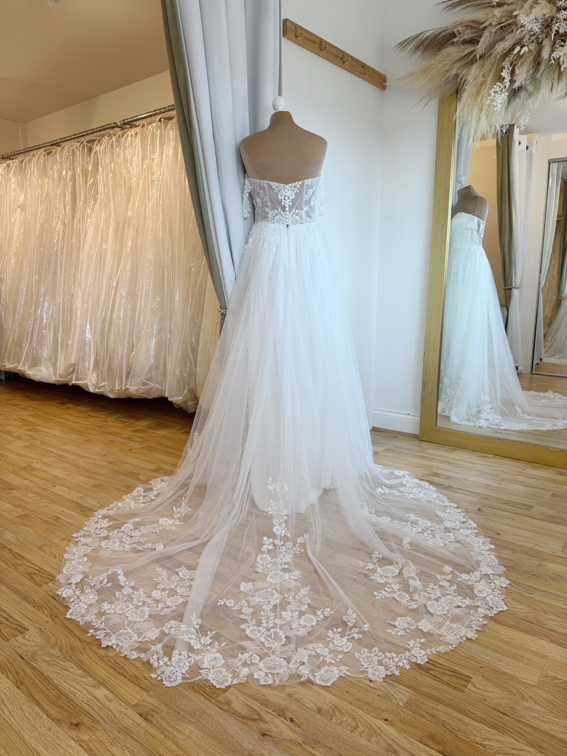 Madi Lane Joelle Size 10 wedding dress for sale Lucy Hart Bridal Leighton Buzzard Bridal Shop Bedfordshire