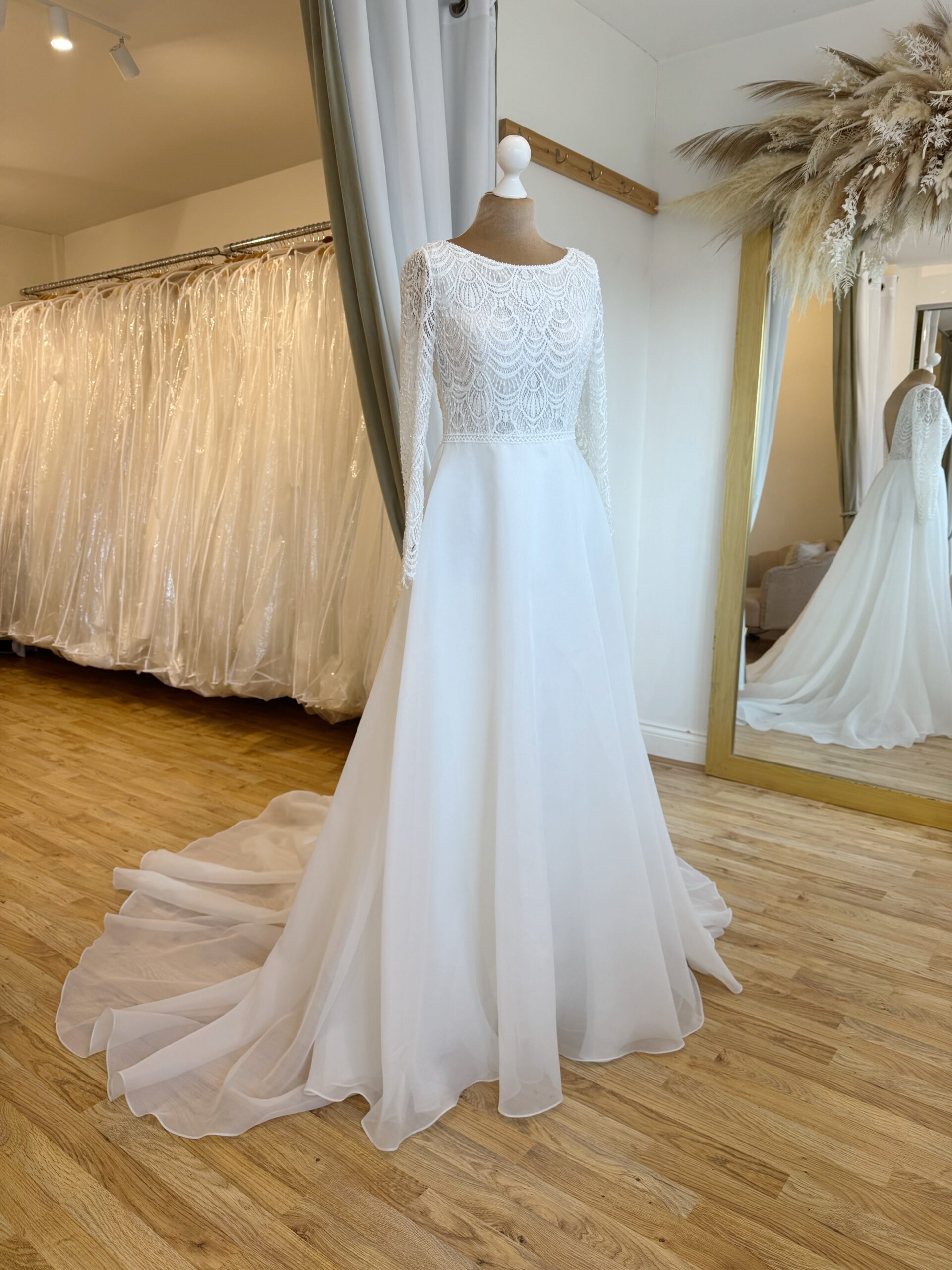 Aire Barcelona Sira Size 12-14 wedding dress for sale Lucy Hart Bridal Leighton Buzzard Bridal Shop Bedfordshire