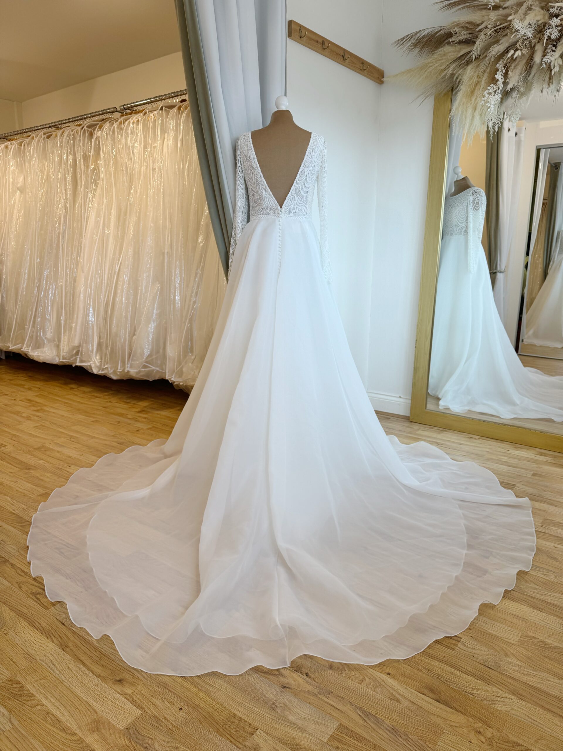 Aire Barcelona Sira Size 12-14 wedding dress for sale Lucy Hart Bridal Leighton Buzzard Bridal Shop Bedfordshire