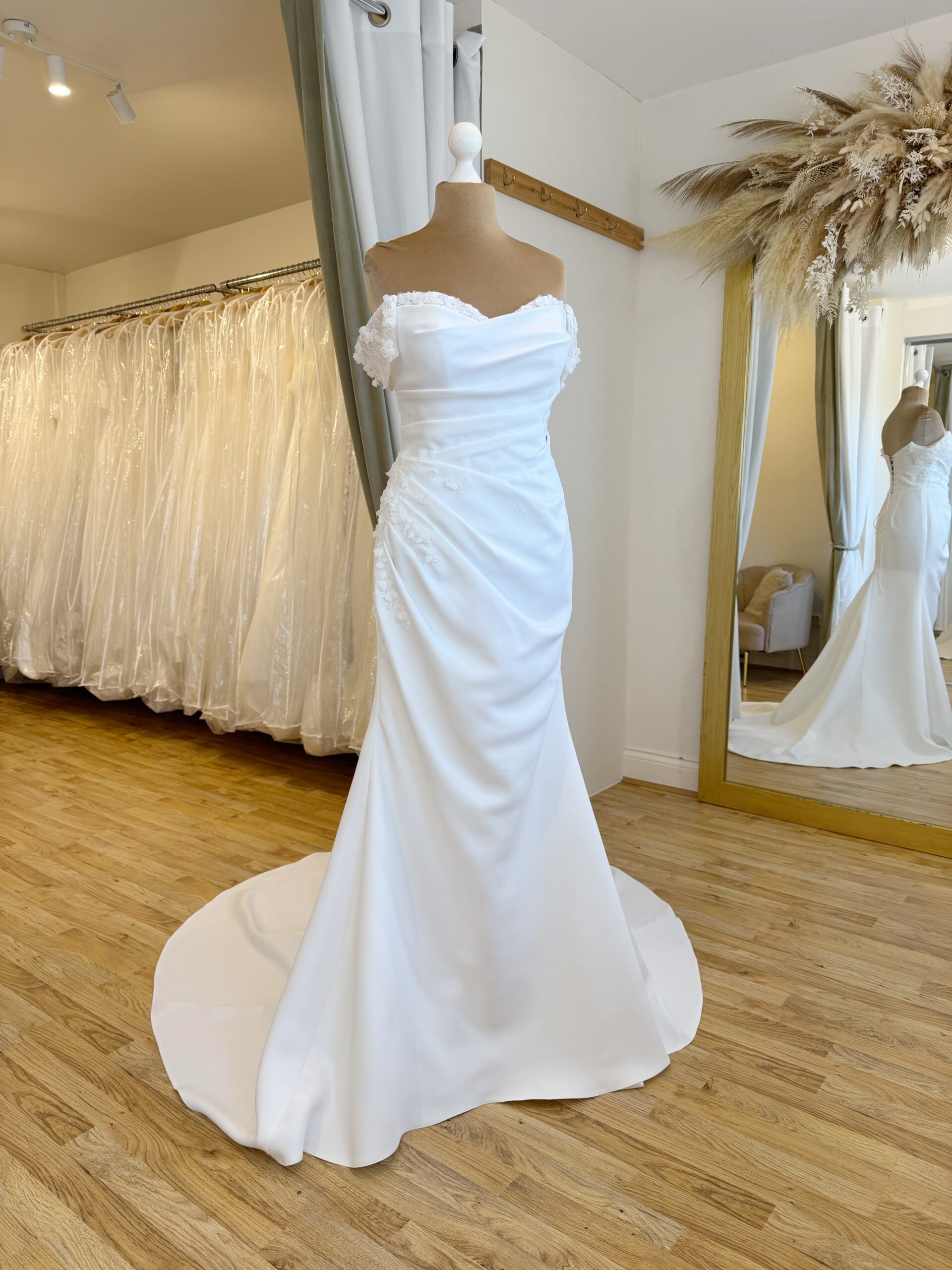 Herawhite Petal Size 16 Wedding dress for sale Lucy Hart Bridal Leighton Buzzard Bridal Shop Bedfordshire