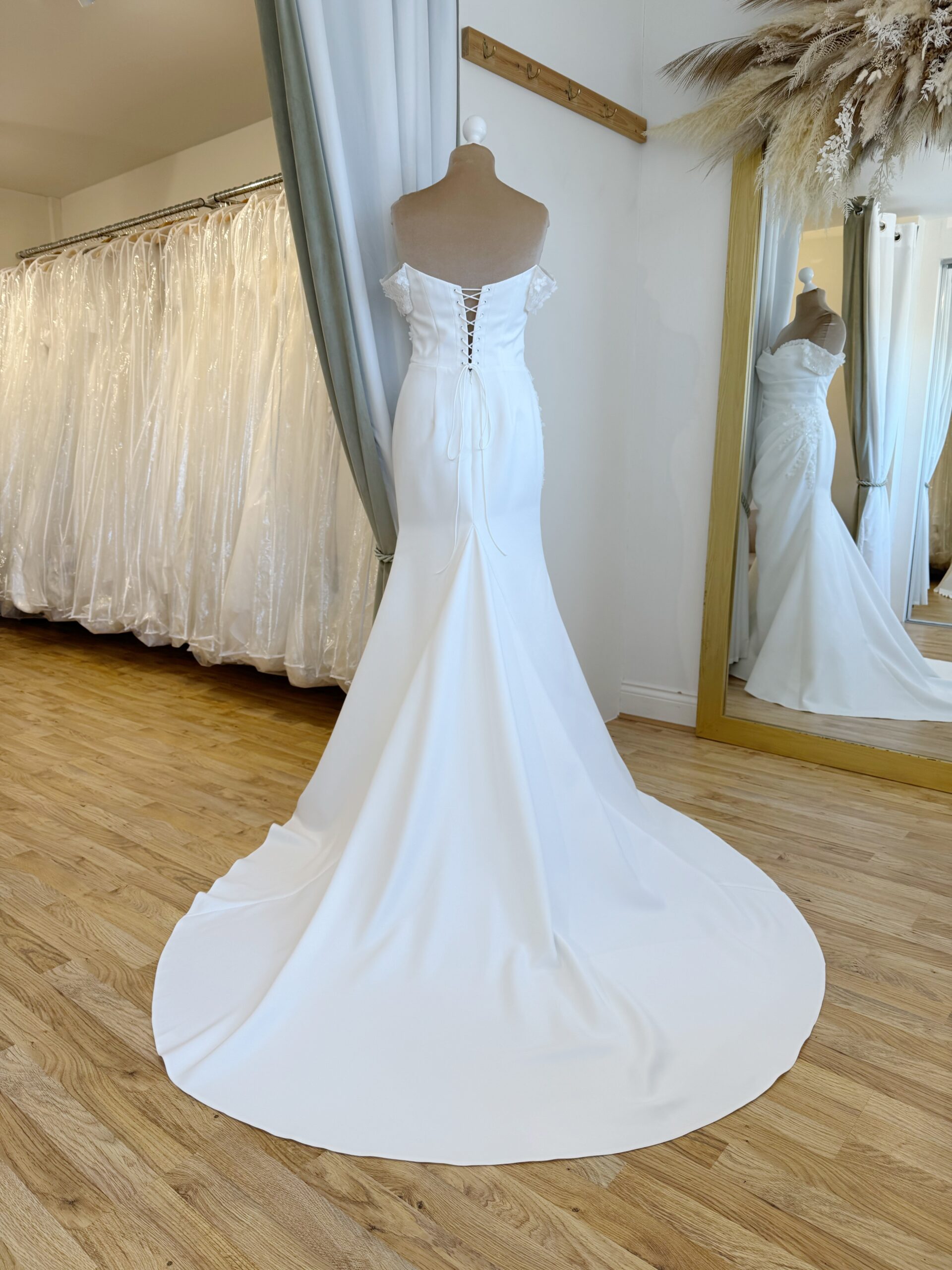 Herawhite Petal Size 16 Wedding dress for sale Lucy Hart Bridal Leighton Buzzard Bridal Shop Bedfordshire