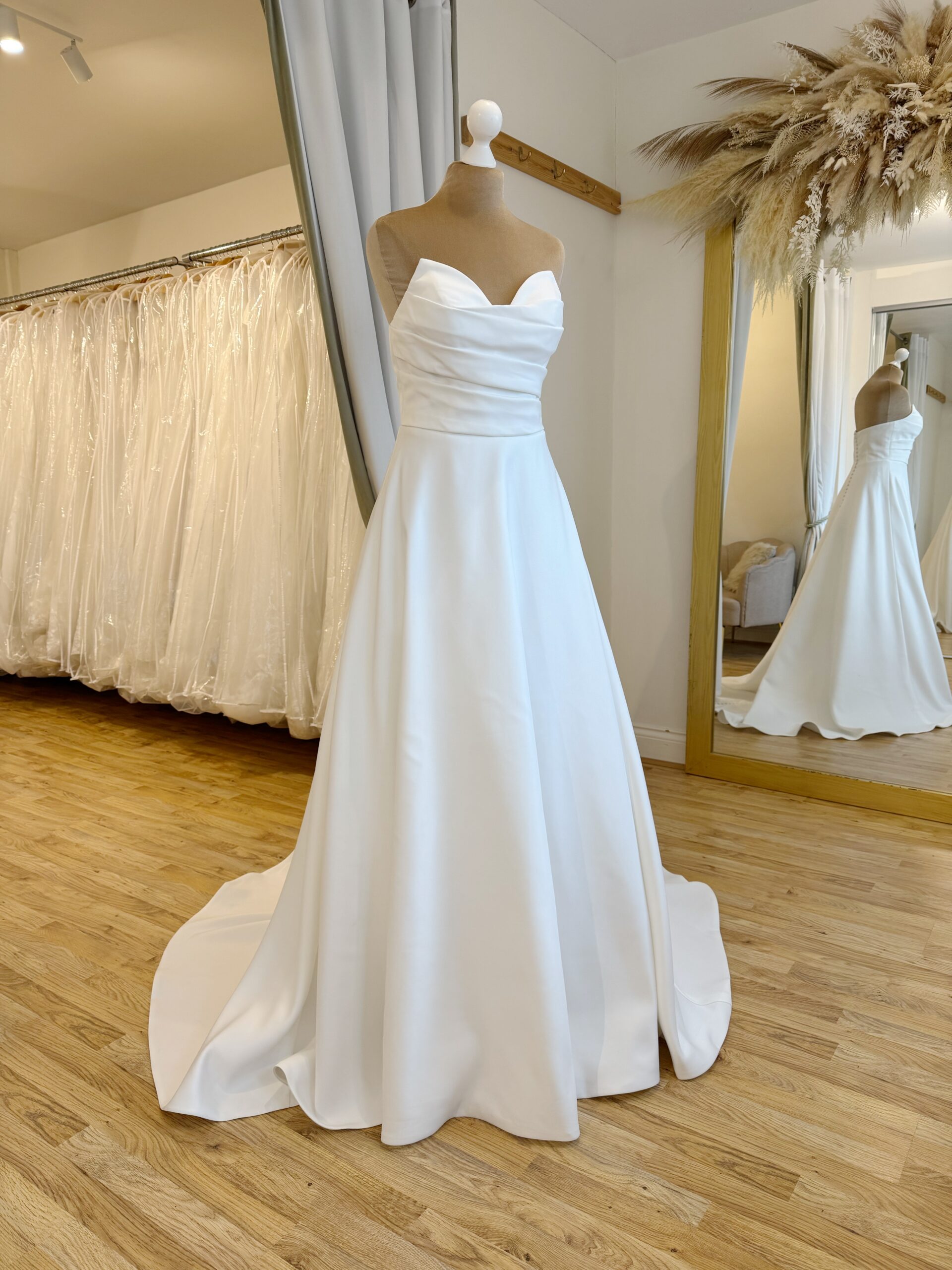 Herawhite Bridal Daphne Size 12 Wedding dress for sale Lucy Hart Bridal Leighton Buzzard Bedfordshire