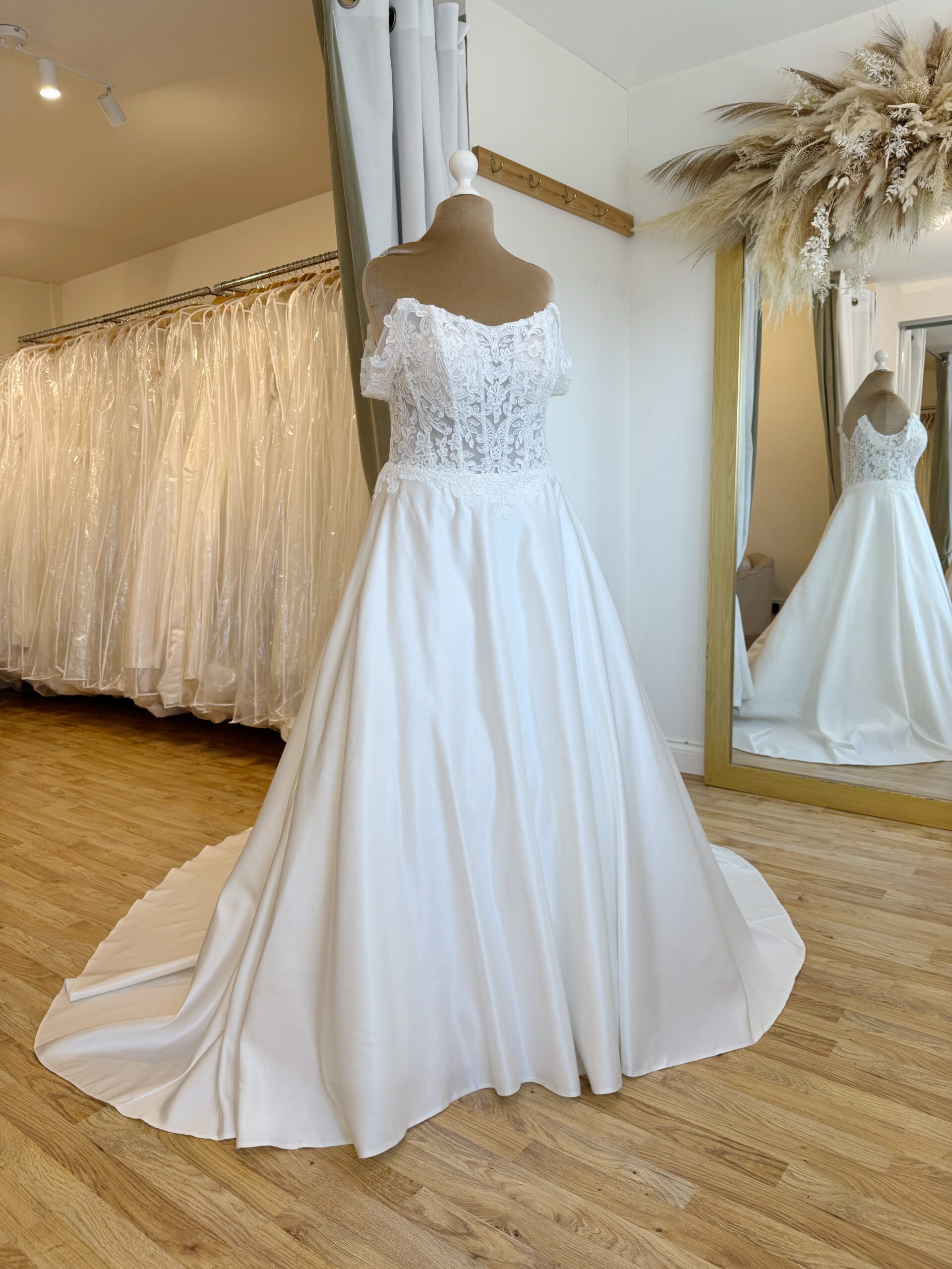 Herawhite Austin Size 20 wedding dress for sale Lucy Hart Bridal Leighton Buzzard Bridal Shop Bedfordshire