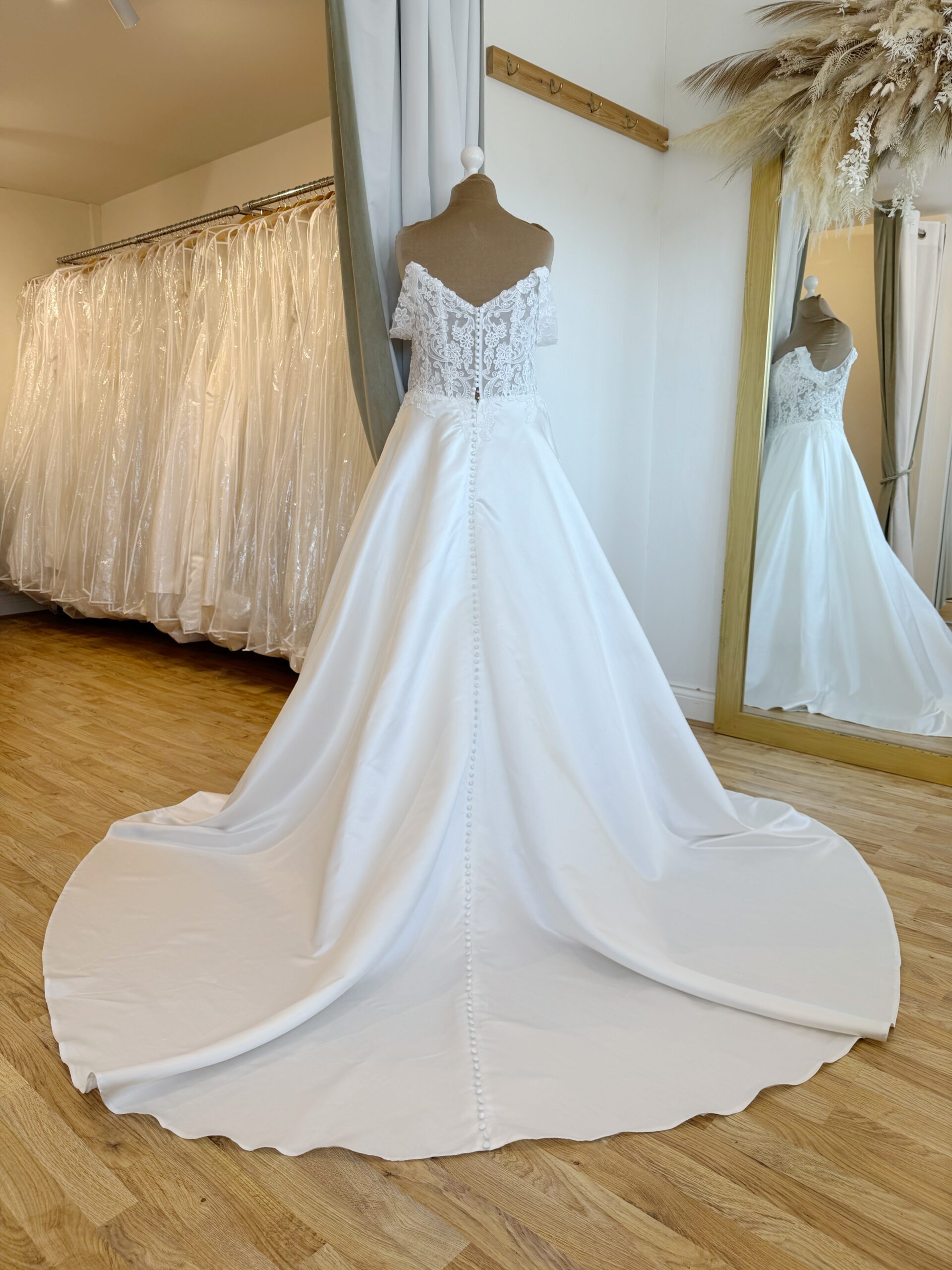 Herawhite Austin Size 20 wedding dress for sale Lucy Hart Bridal Leighton Buzzard Bridal Shop Bedfordshire